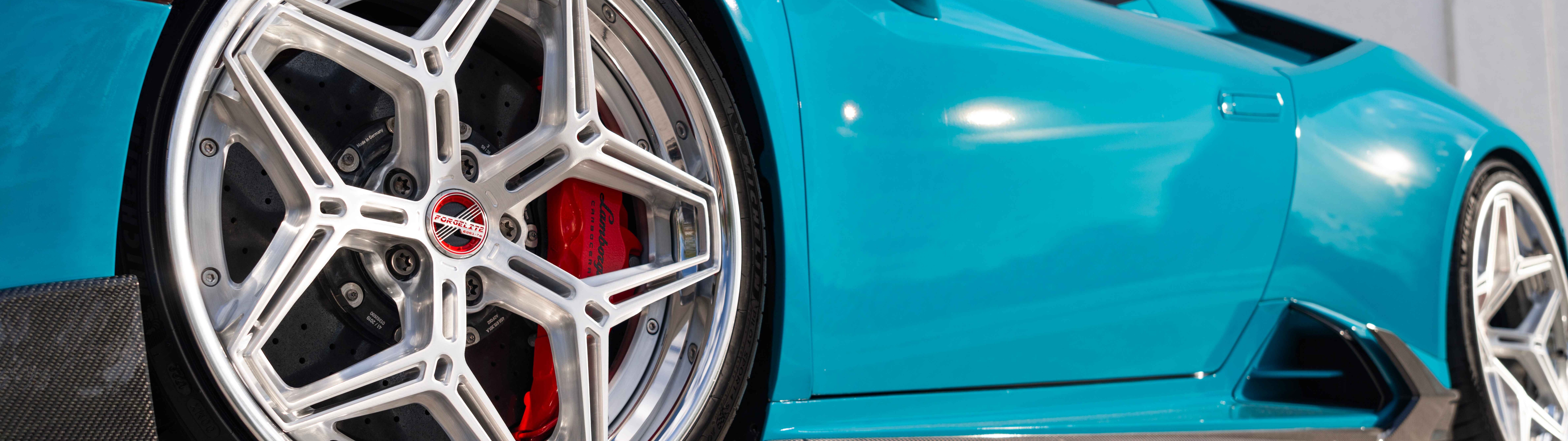 Szczegółowe ujęcie Lamborghini Huracan Evo, prezentujące jego aerodynamiczną sylwetkę i nowoczesny design super samochodu.