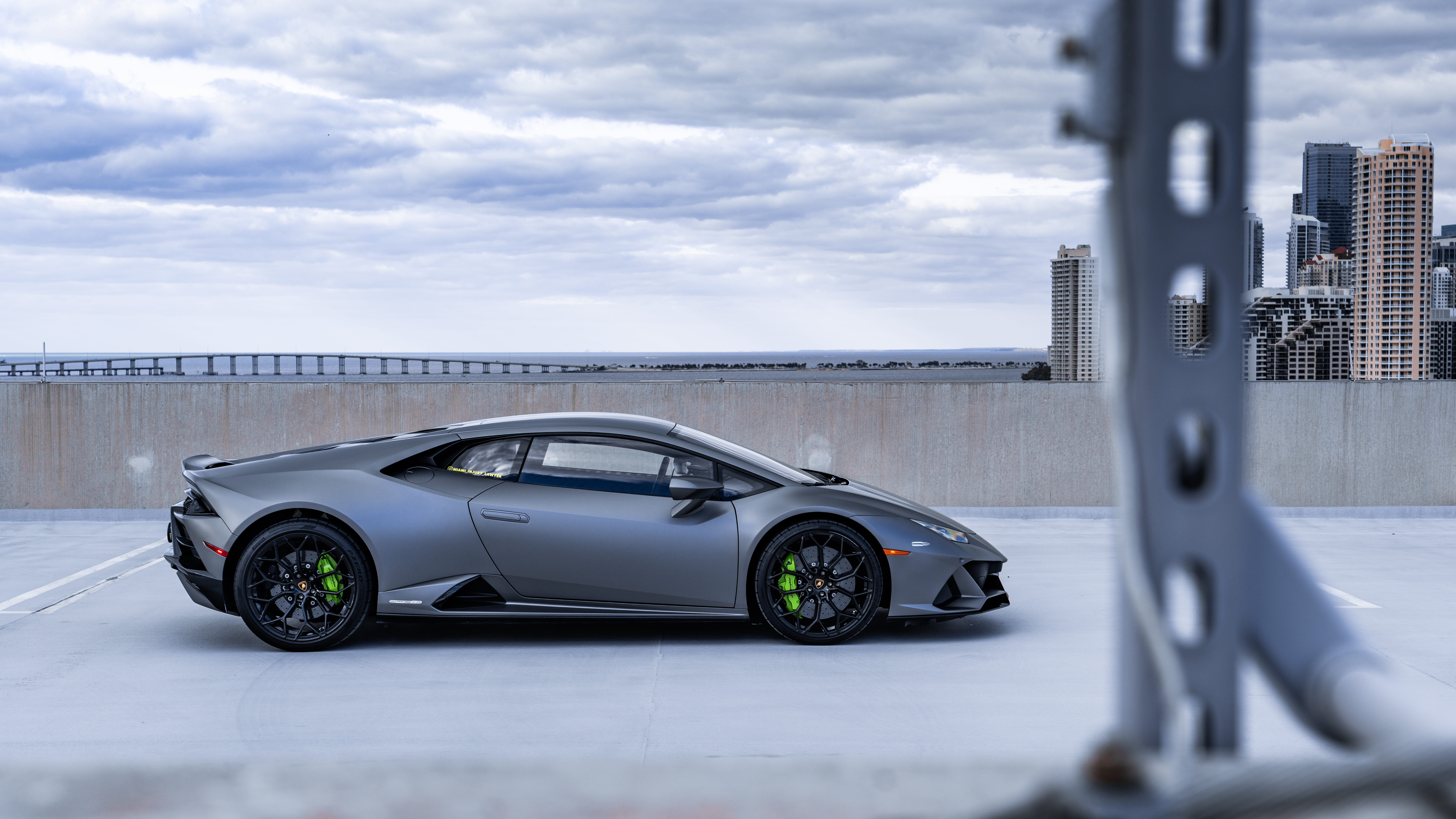 Zbliżenie ukazujące potężny samochód sportowy Lamborghini Huracan, eksponujące jego aerodynamiczne linie.