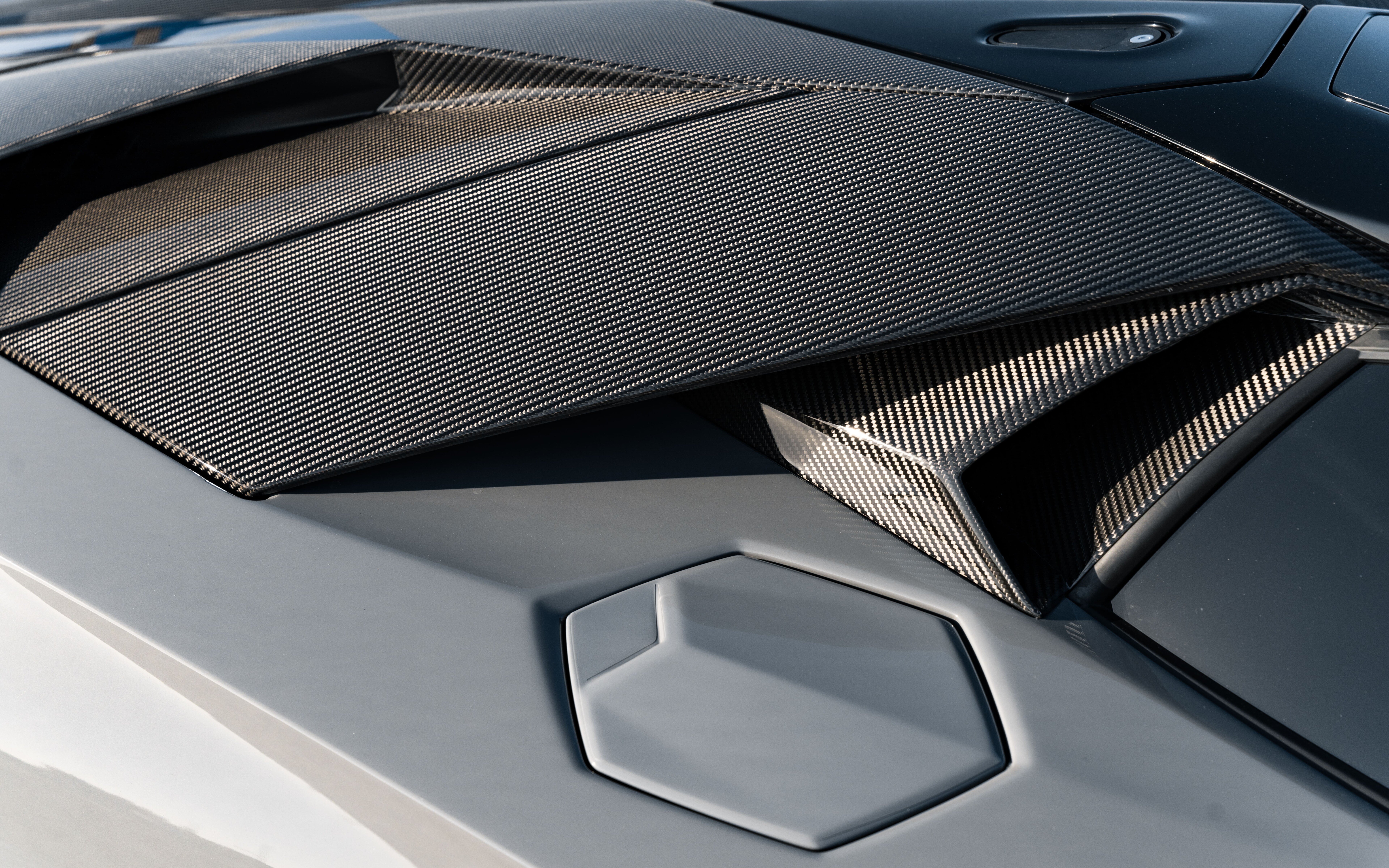 Wysokowydajny sportowy samochód Lamborghini Huracán, charakteryzujący się eleganckimi, aerodynamicznymi liniami i potężną sylwetką.