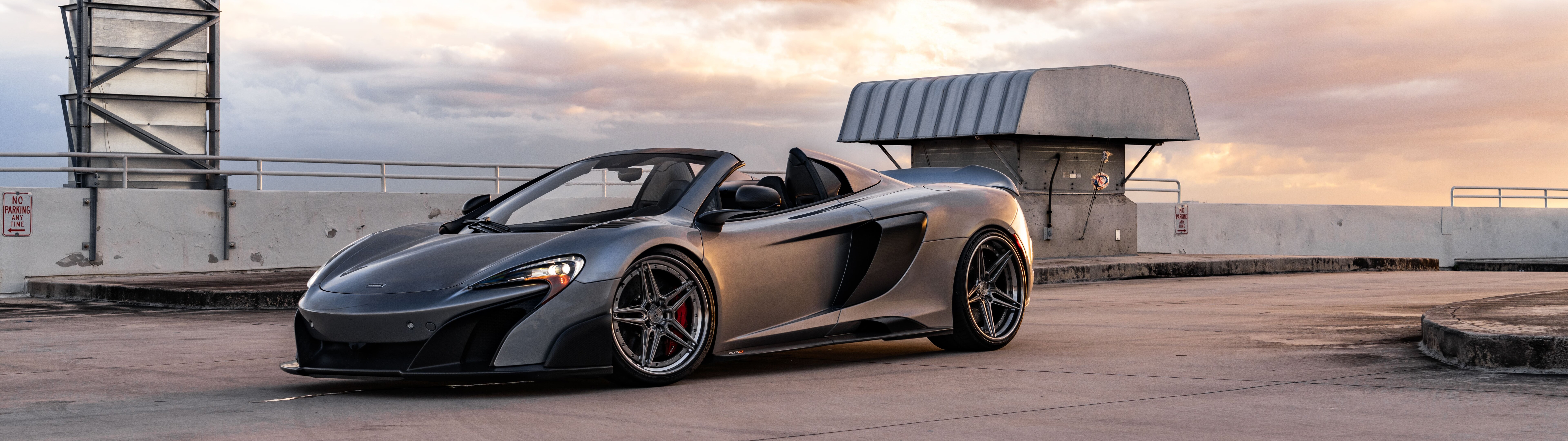 Elegancki i aerodynamiczny supersamochód marki McLaren, uwieczniony na zdjęciu o wysokiej rozdzielczości.