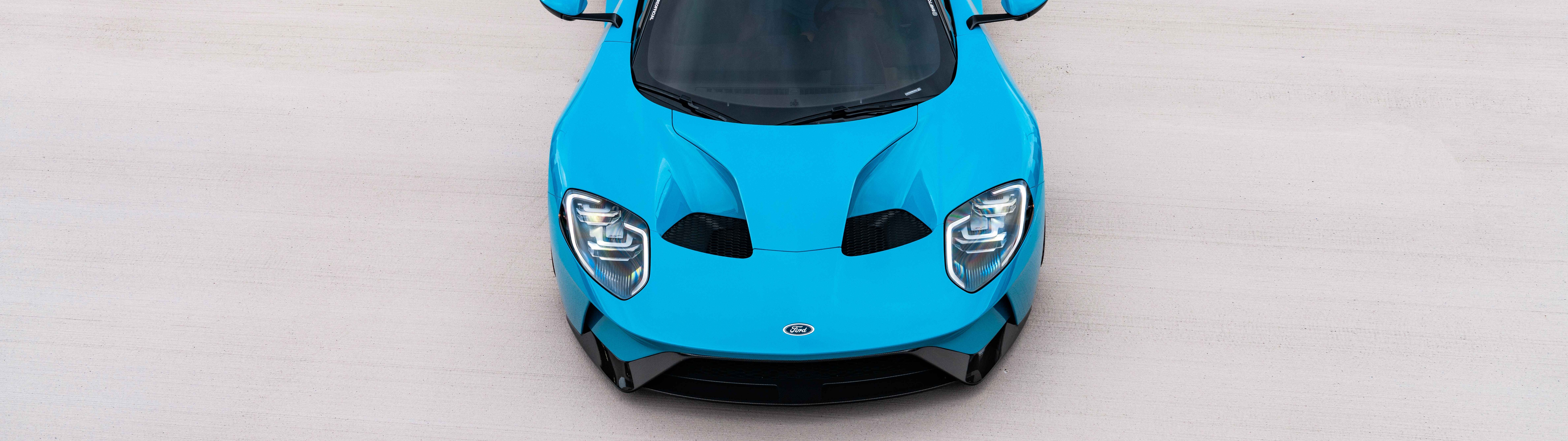 Elegancki i potężny supersamochód Ford GT, charakteryzujący się aerodynamiczną konstrukcją i starannie wykończonym nadwoziem.