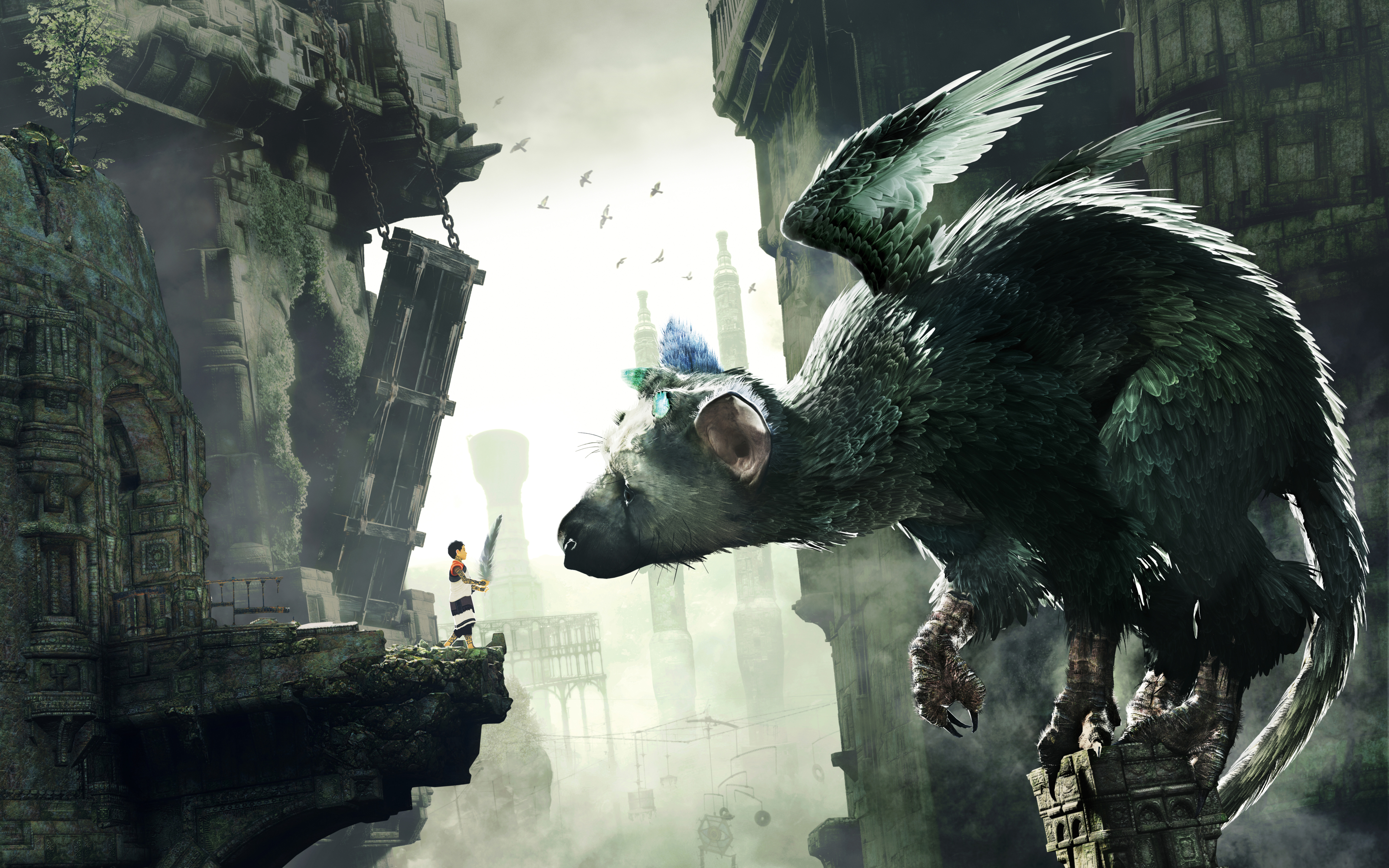 Trico, kultowa postać z gry „The Last Guardian”, stoi pośród starożytnej, kamiennej architektury.