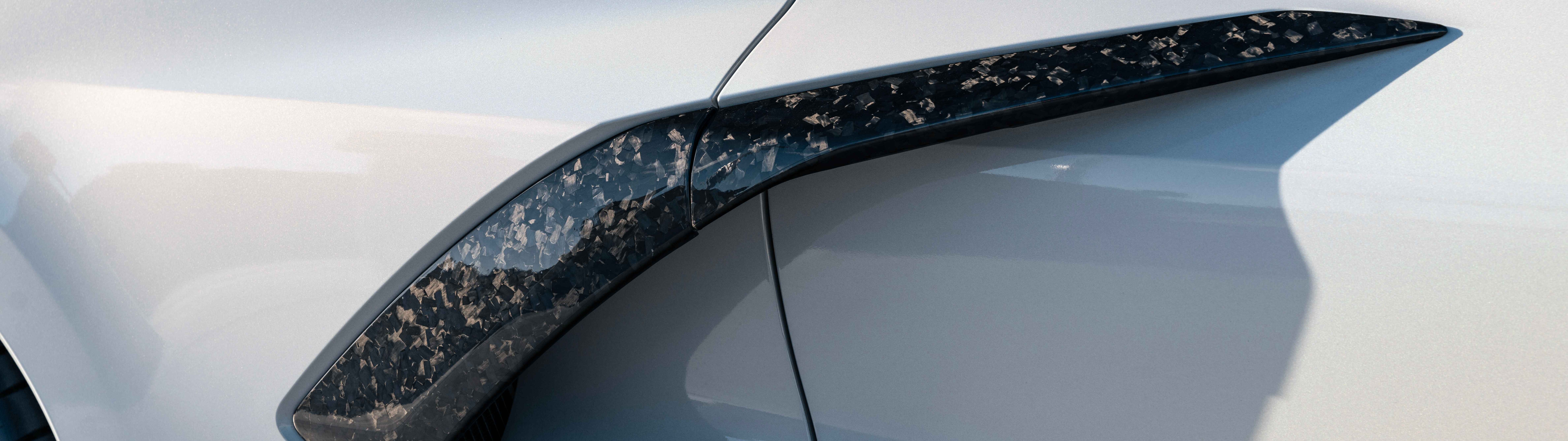 Elegancki i potężny sportowy samochód Chevrolet Corvette C8, prezentujący swoją aerodynamiczną konstrukcję.