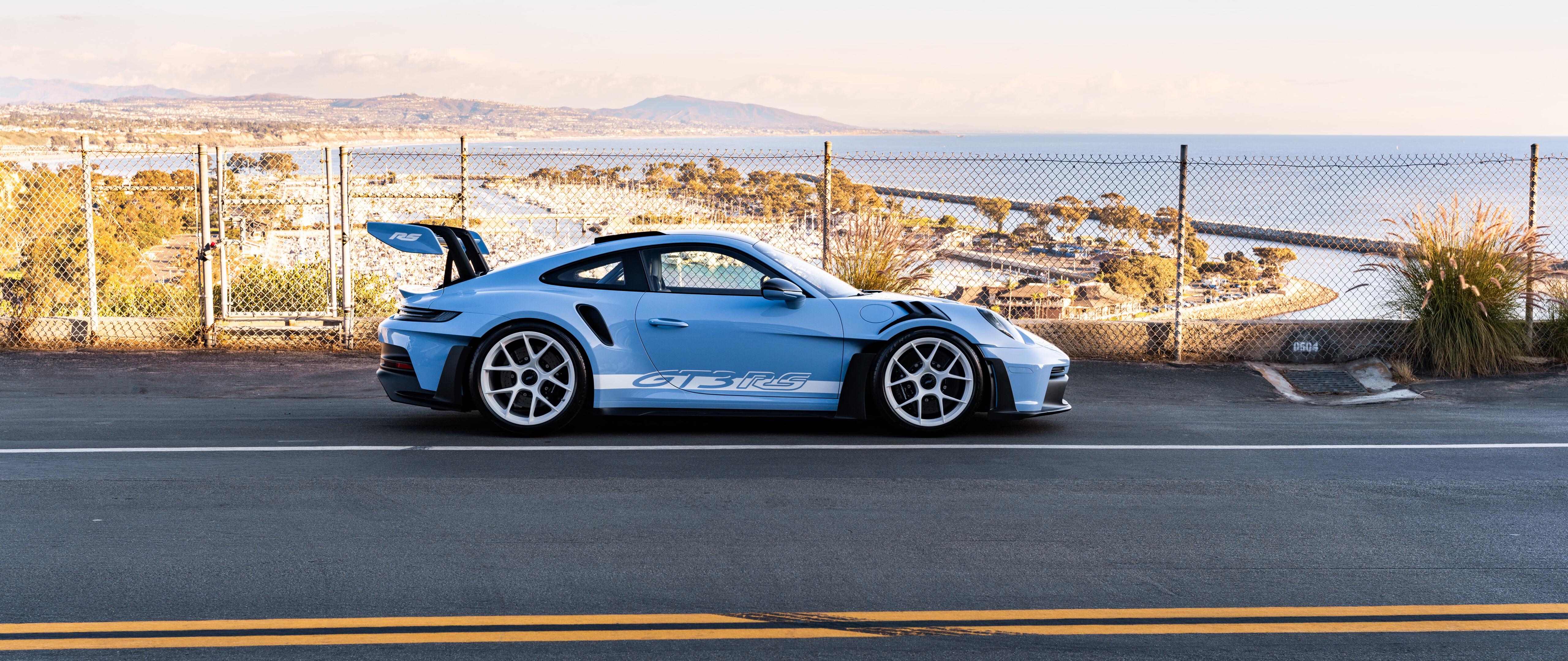 Elegancki i dopracowany sportowy samochód Porsche, charakteryzujący się nowoczesną, aerodynamiczną stylistyką.