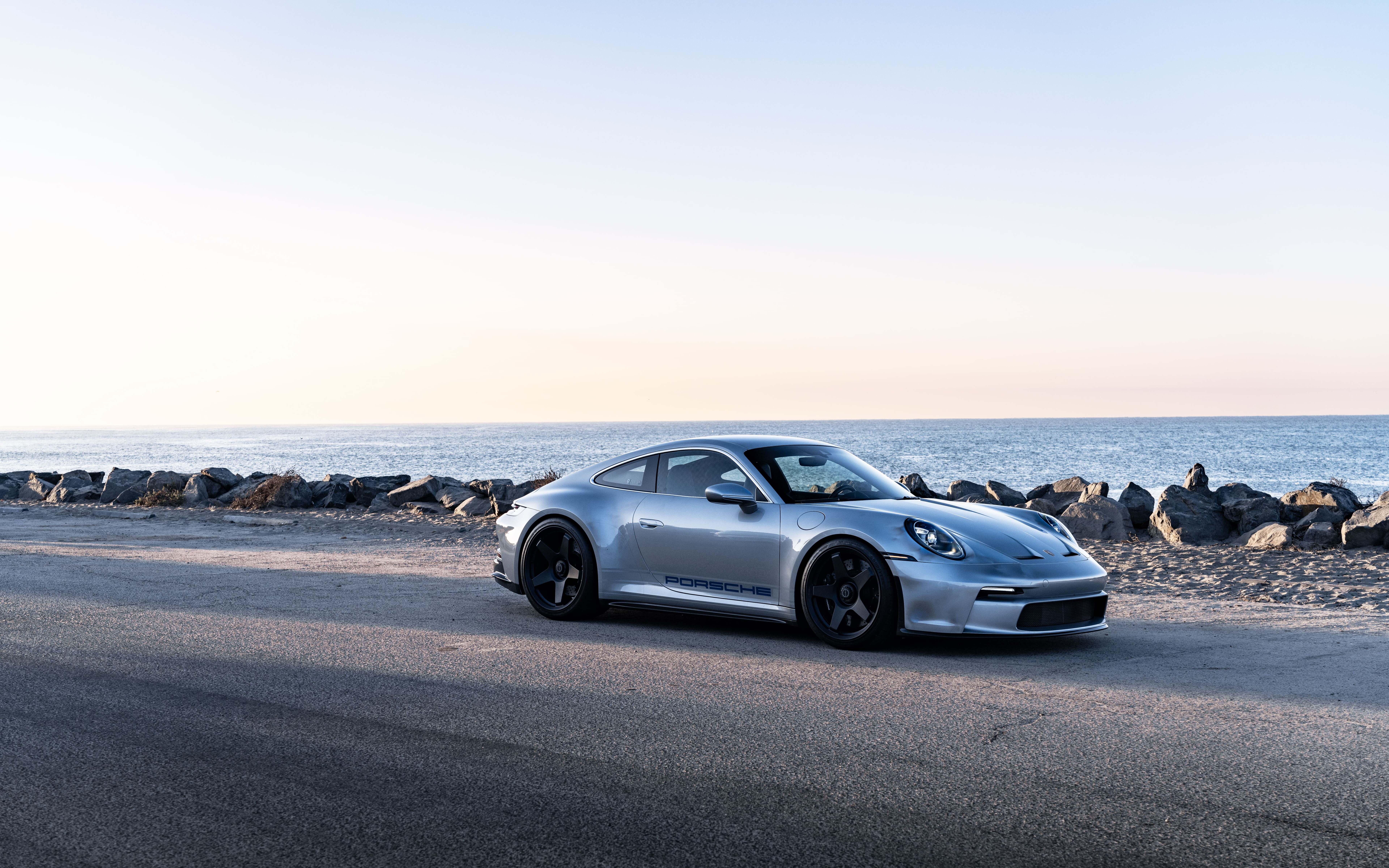 Zdjęcie sportowego samochodu Porsche GT3 RS, wykonane z bliska i w wysokiej rozdzielczości.