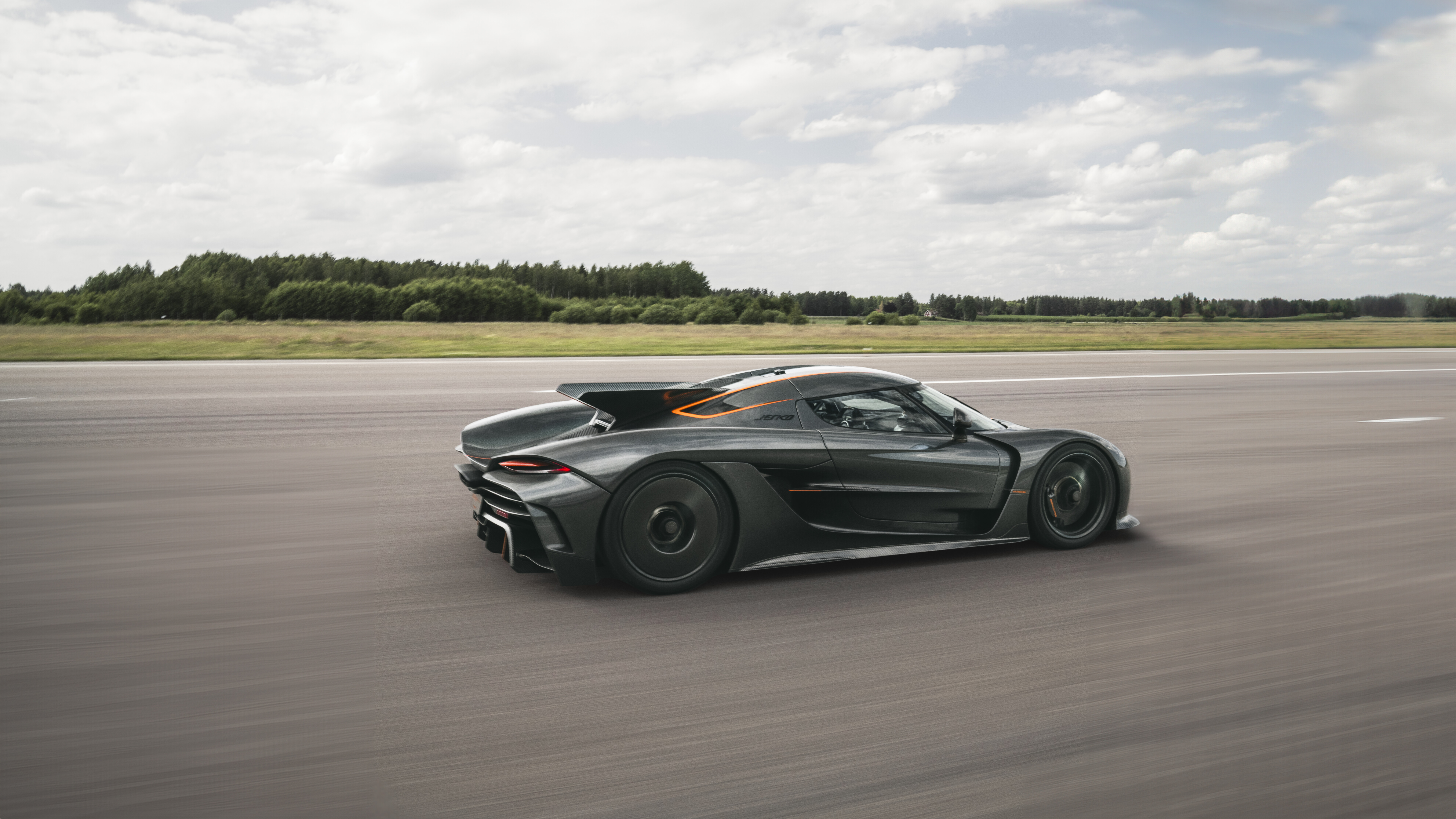 Wysokowydajny samochód Koenigsegg Jesko Absolut, należący do klasy hiperaut, charakteryzujący się aerodynamiczną sylwetką.