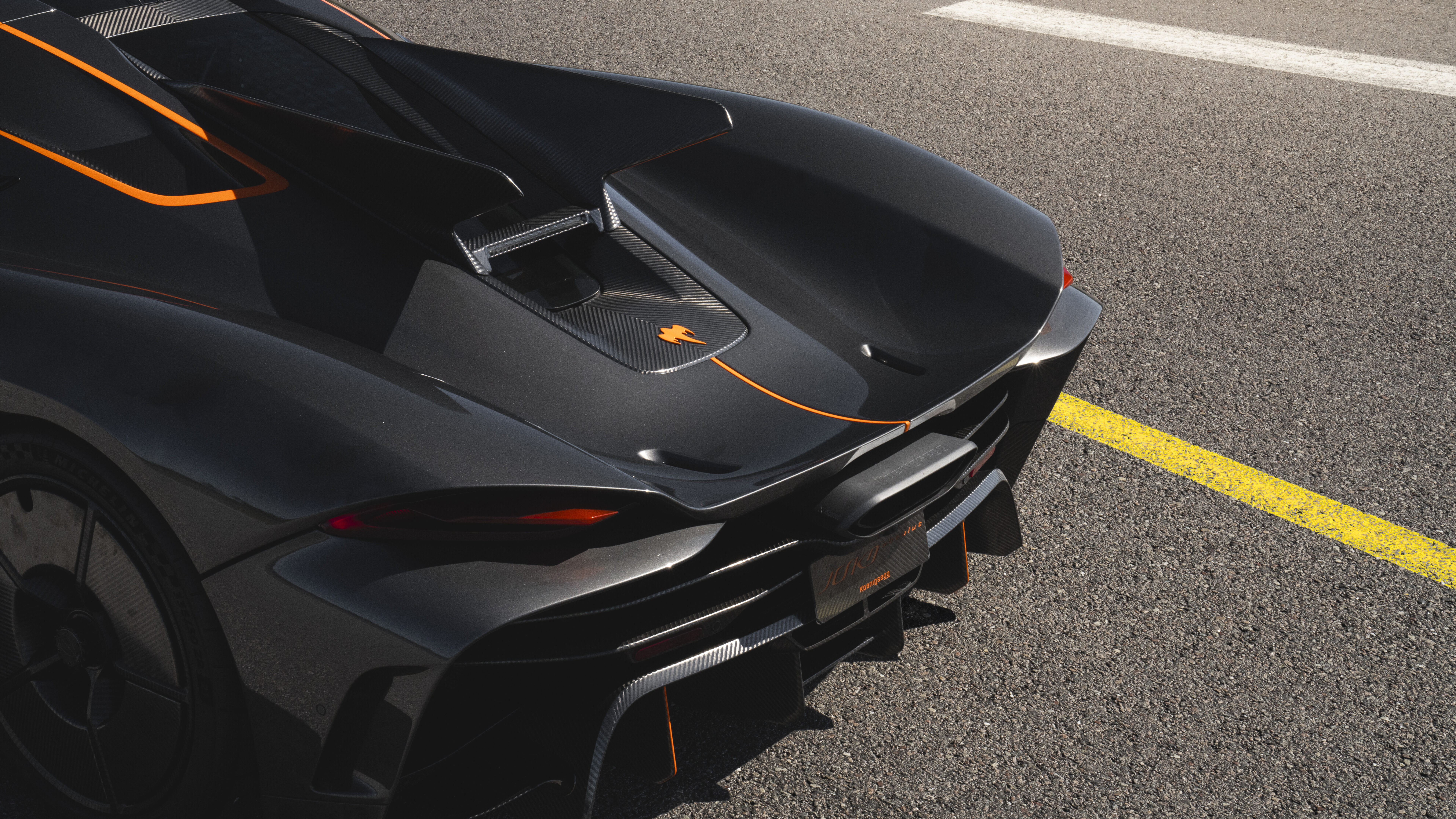 Elegancki i aerodynamiczny supersamochód Koenigsegg Jesko Absolut w dynamicznej scenerii.