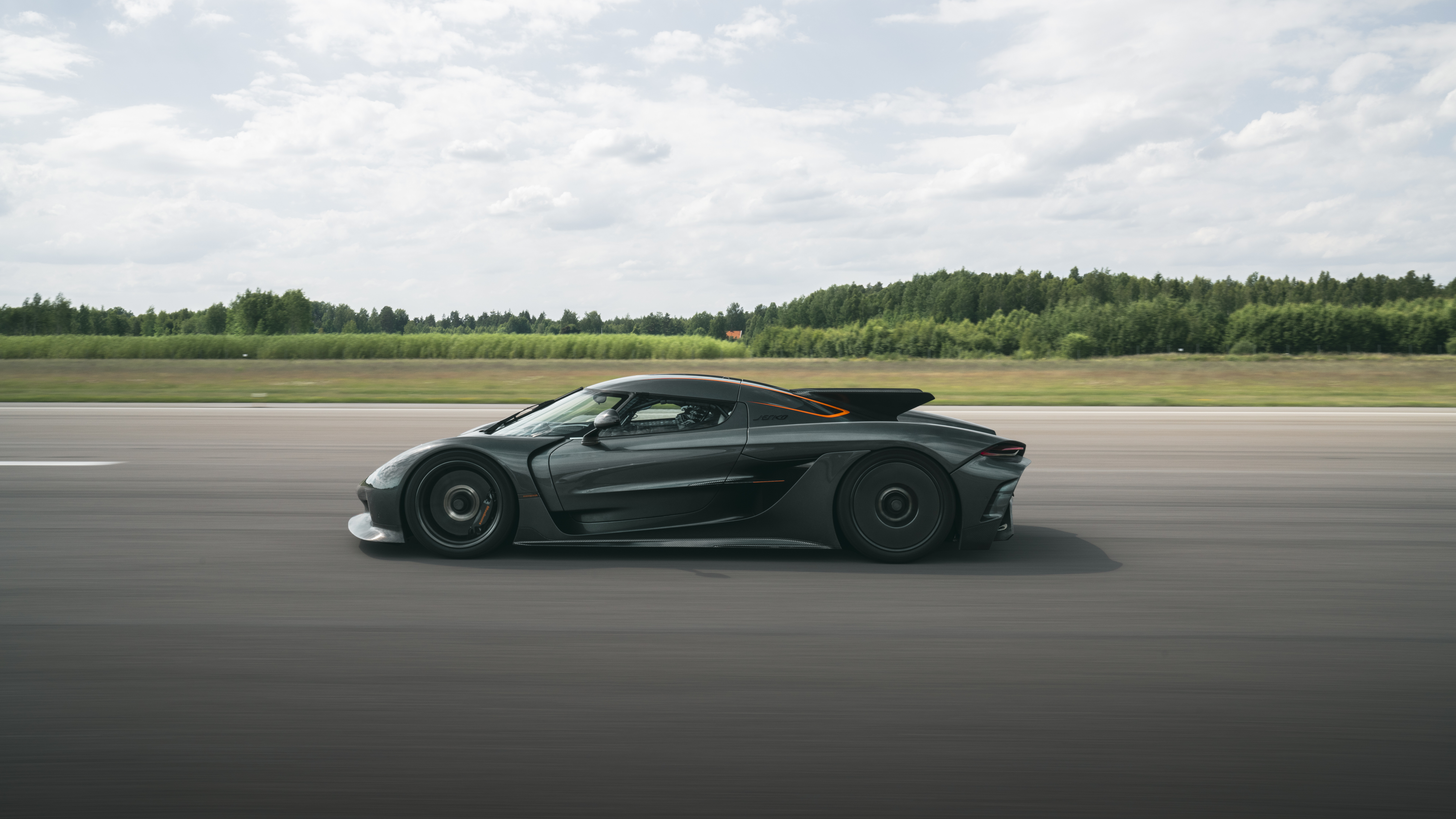 Elegancki i aerodynamiczny supersamochód Koenigsegg Jesko Absolut, przedstawiony w wysokiej rozdzielczości.