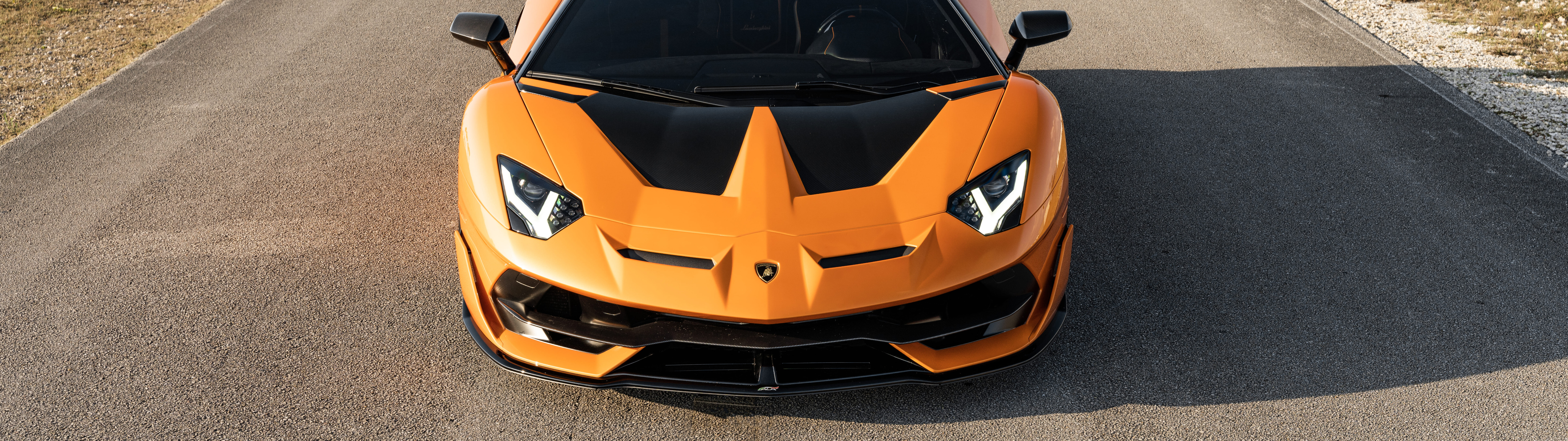Zbliżenie na model Lamborghini Aventador SVJ, ukazujące jego elegancką, aerodynamiczną karoserię i potężną sylwetkę supersamochodu.