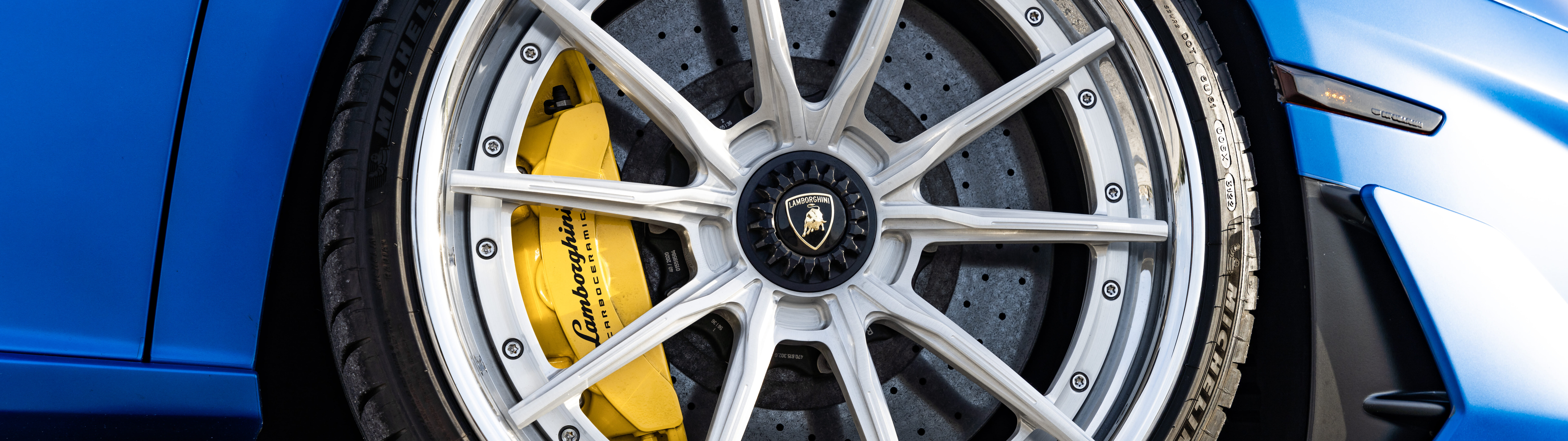 Wysokowydajny supersamochód Lamborghini Aventador SVJ, charakteryzujący się eleganckimi liniami i dynamiczną aerodynamiką.