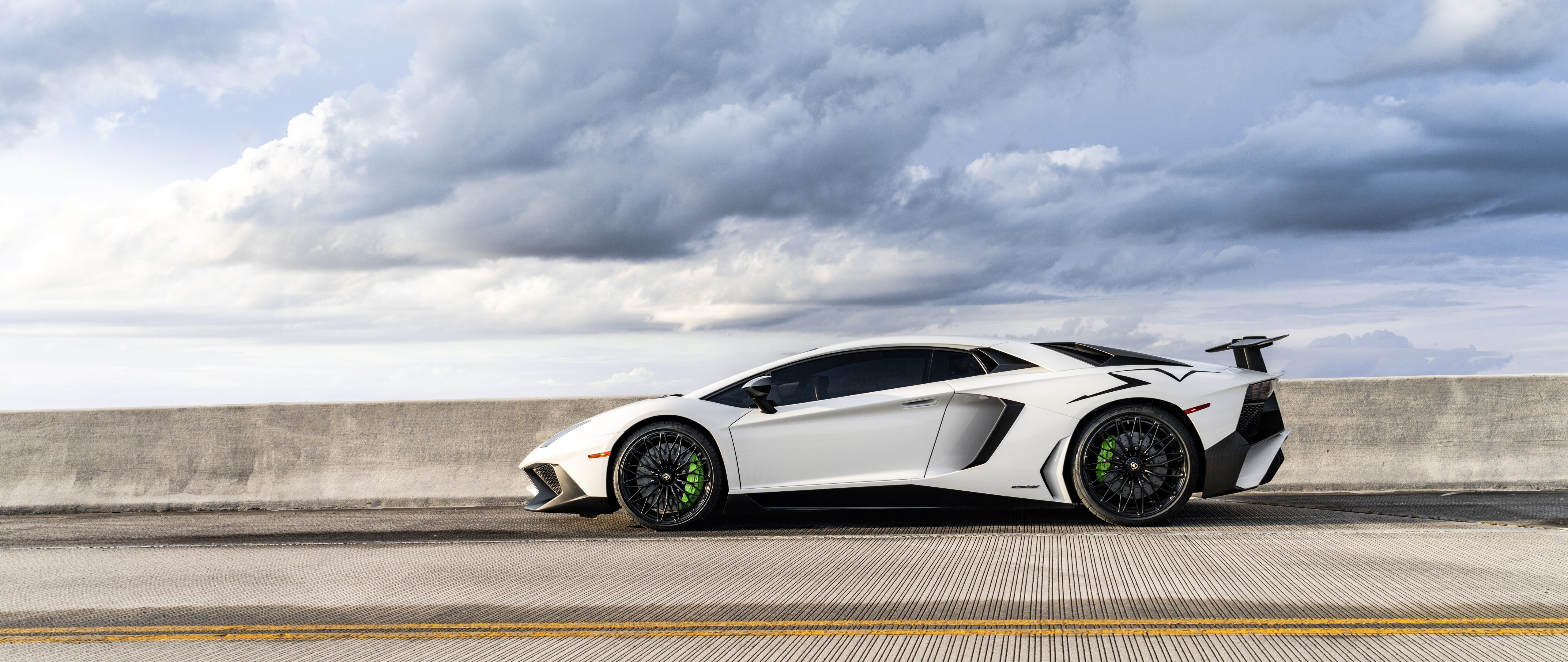 Elegancki i potężny supersamochód Lamborghini, charakteryzujący się ostrymi liniami i aerodynamiczną karoserią o wysokim połysku.
