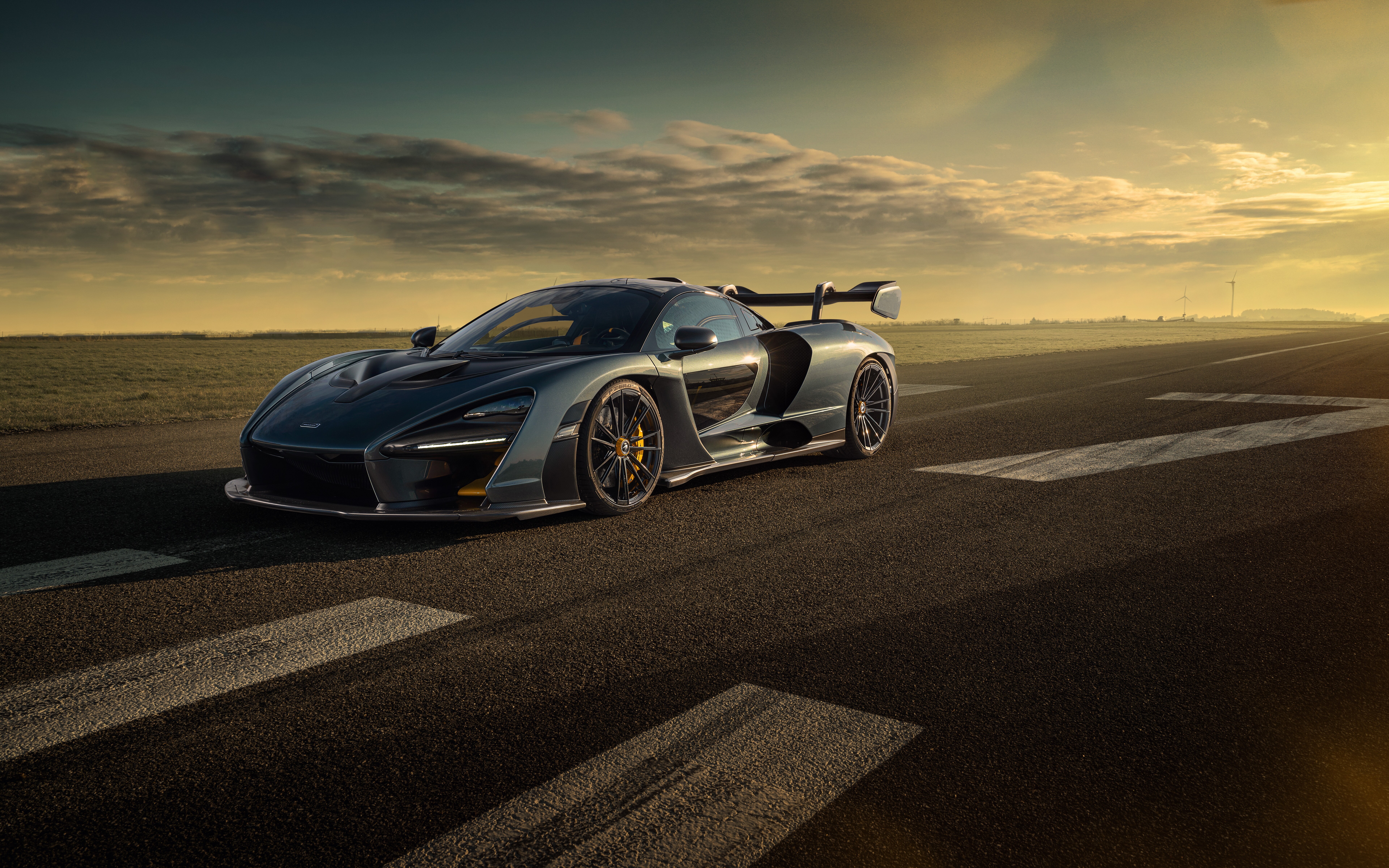 Szczegółowe ujęcie supersamochodu McLaren Senna, eksponujące jego smukłą, aerodynamiczną sylwetkę i charakterystyczny design.