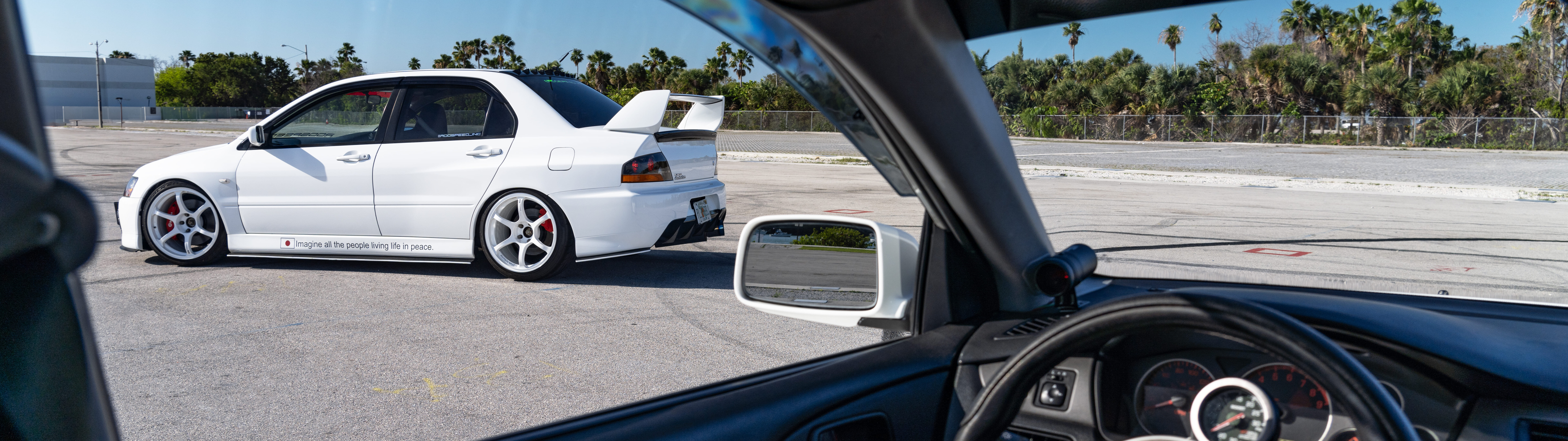 Szczegółowe zdjęcie sportowego samochodu Mitsubishi Lancer Evolution IX.