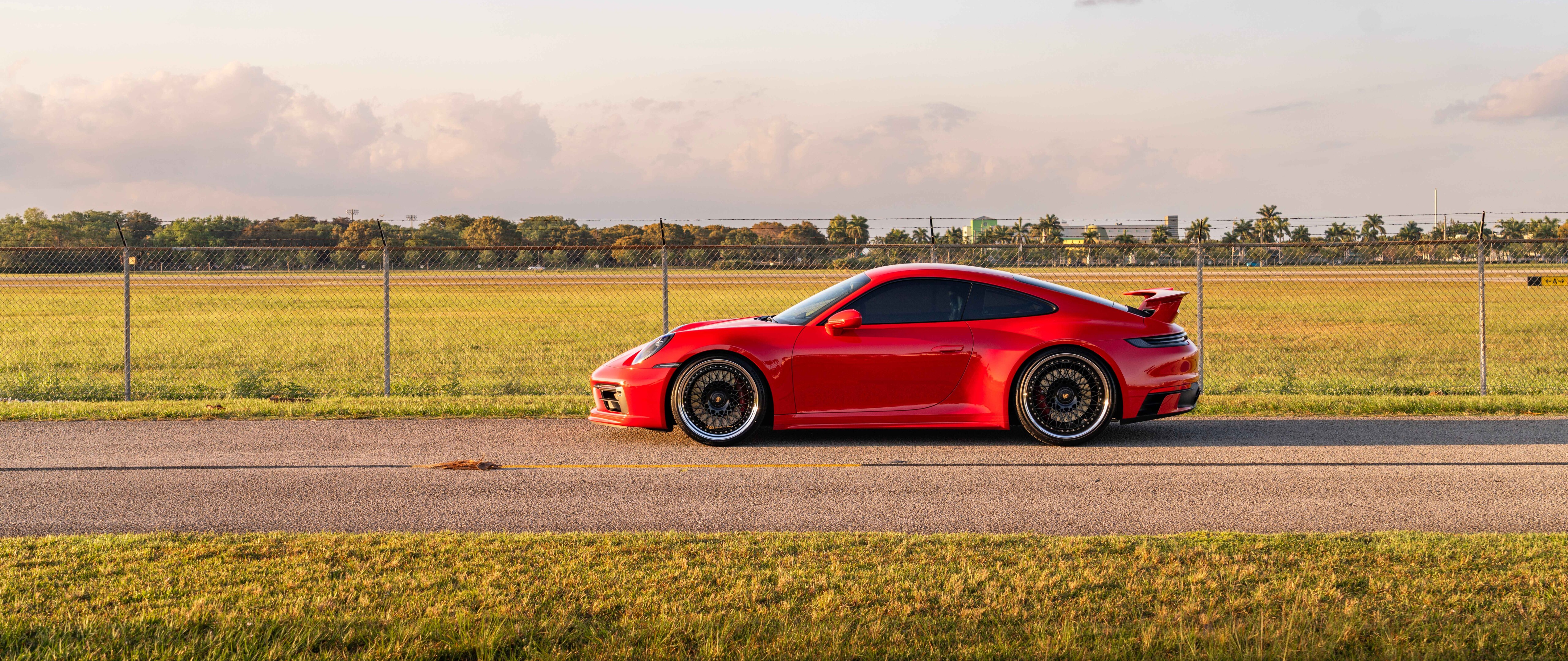 Szczegółowe ujęcie eleganckiego i potężnego sportowego samochodu Porsche 992 GTS, prezentującego jego nowoczesną, aerodynamiczną stylistykę.