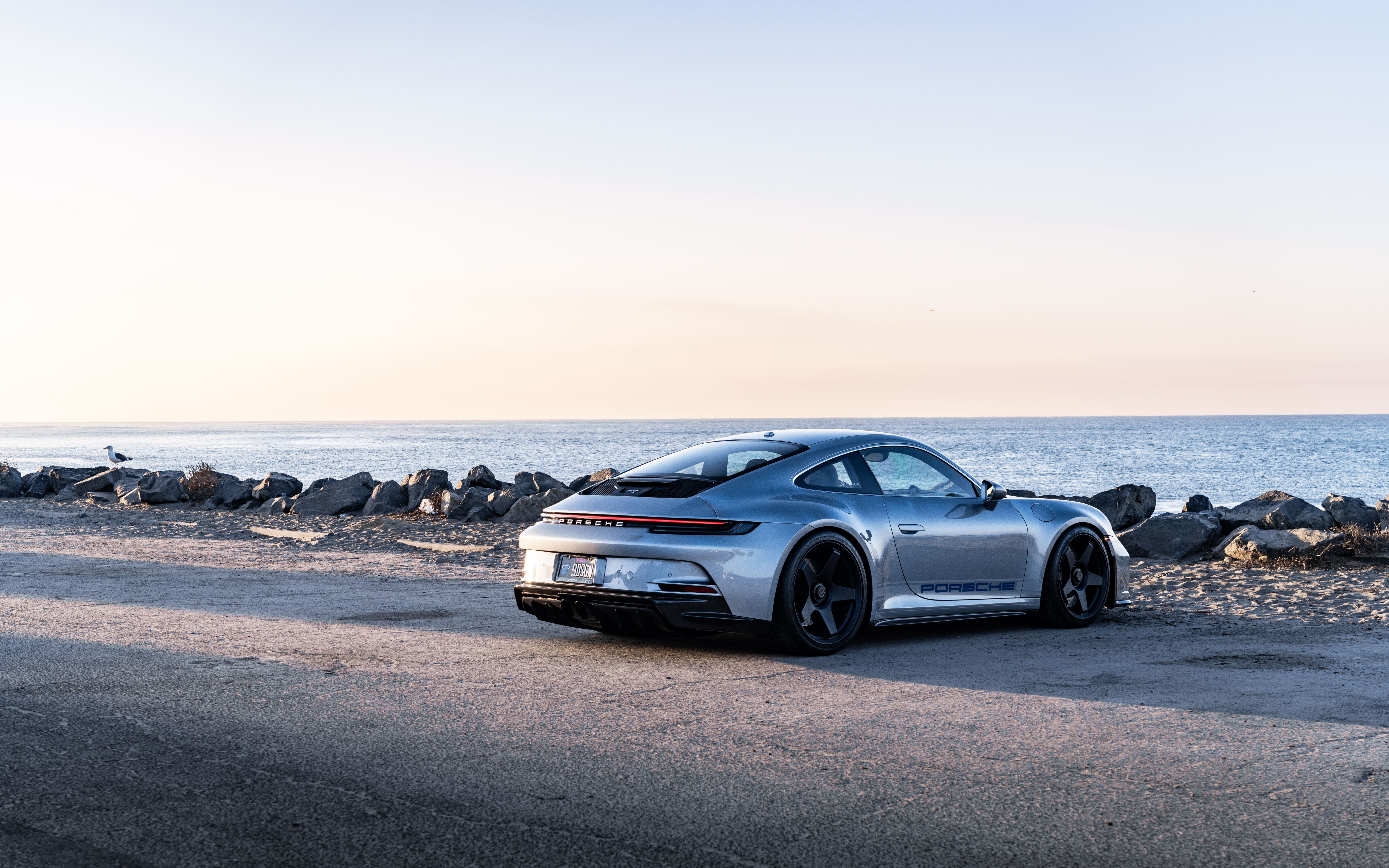 Wysokowydajny samochód sportowy Porsche GT3 RS, charakteryzujący się aerodynamicznym designem.