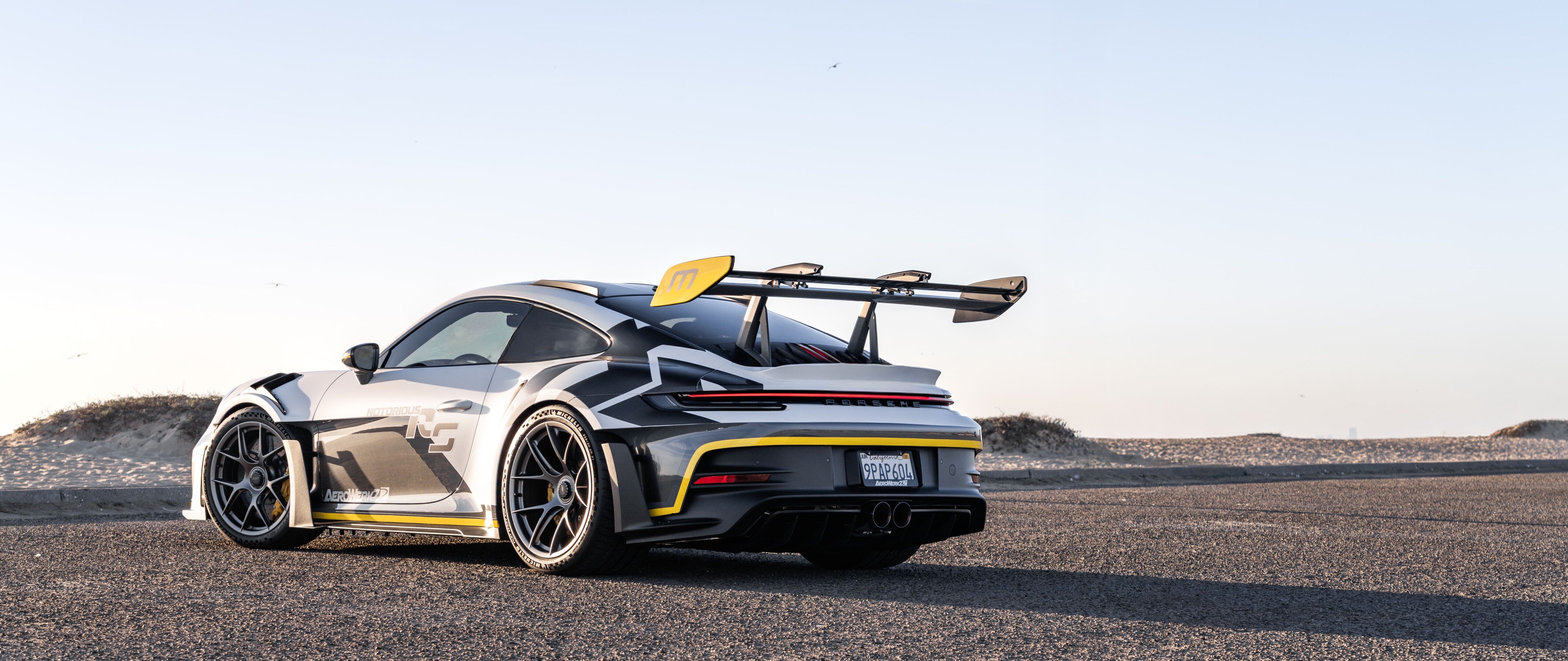Elegancki i potężny sportowy samochód Porsche GT3 RS, wyposażony w zaawansowane aerodynamiczne elementy.