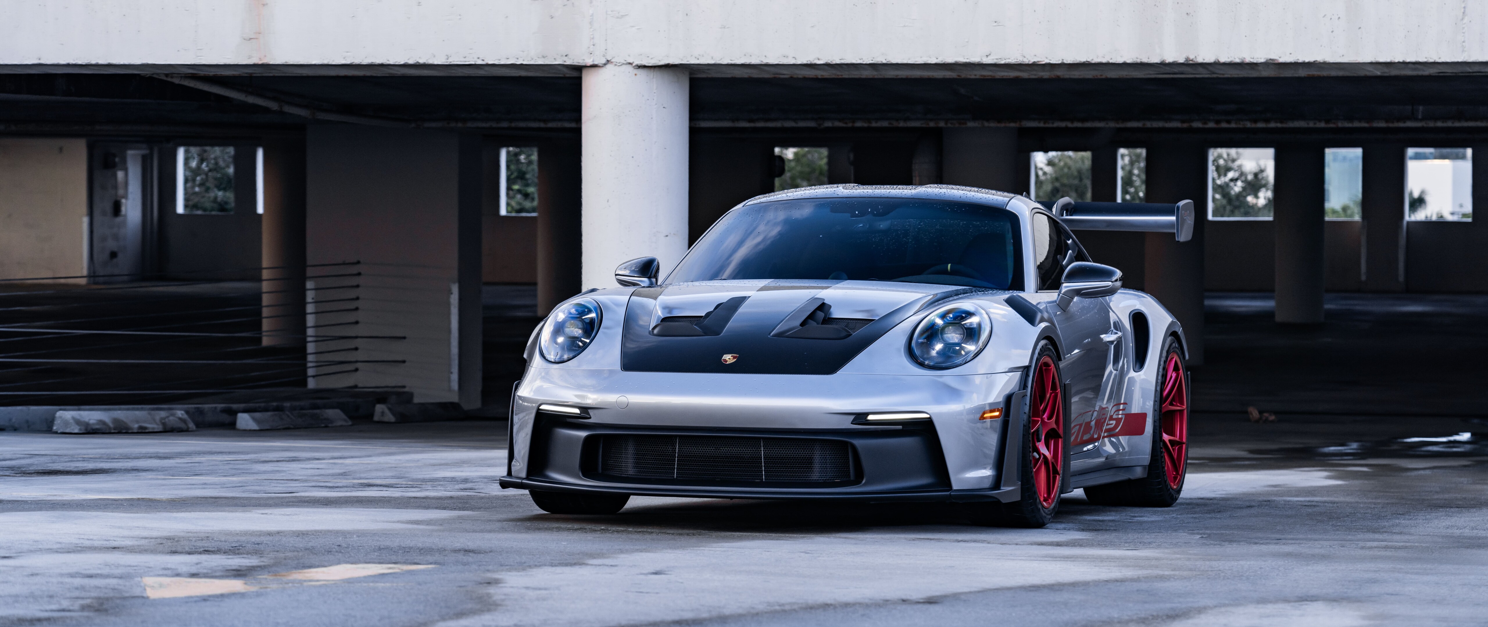 Elegancki i potężny Porsche GT3 RS, prezentujący swoje aerodynamiczne kształty i charakterystyczny design.