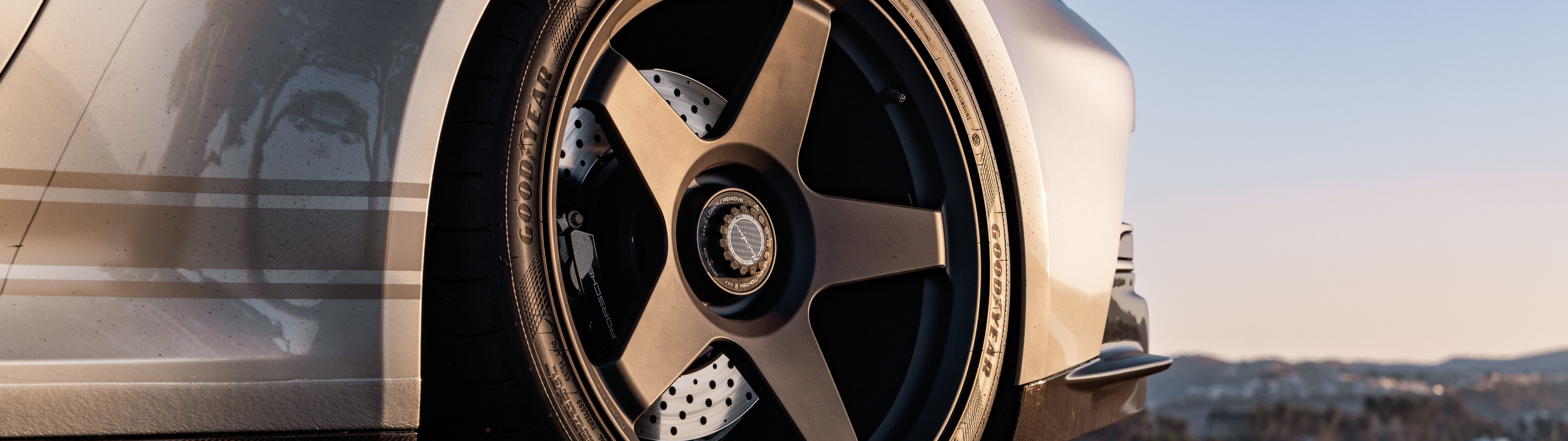 Wysokowydajny samochód sportowy Porsche GT3 RS, charakteryzujący się agresywnym, aerodynamicznym designem.