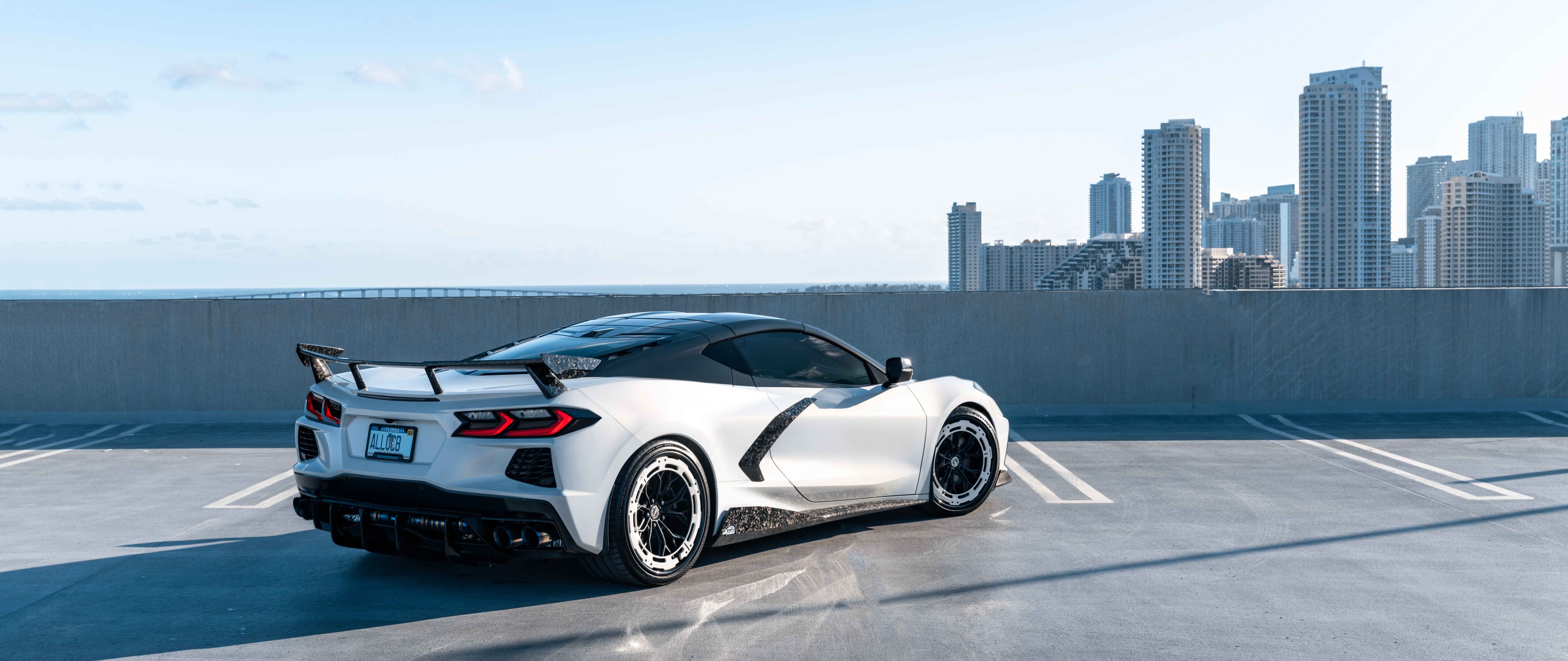 Szczegółowe ujęcie sportowego samochodu Chevrolet Corvette C8, prezentujące jego aerodynamiczną sylwetkę i nowoczesny design.
