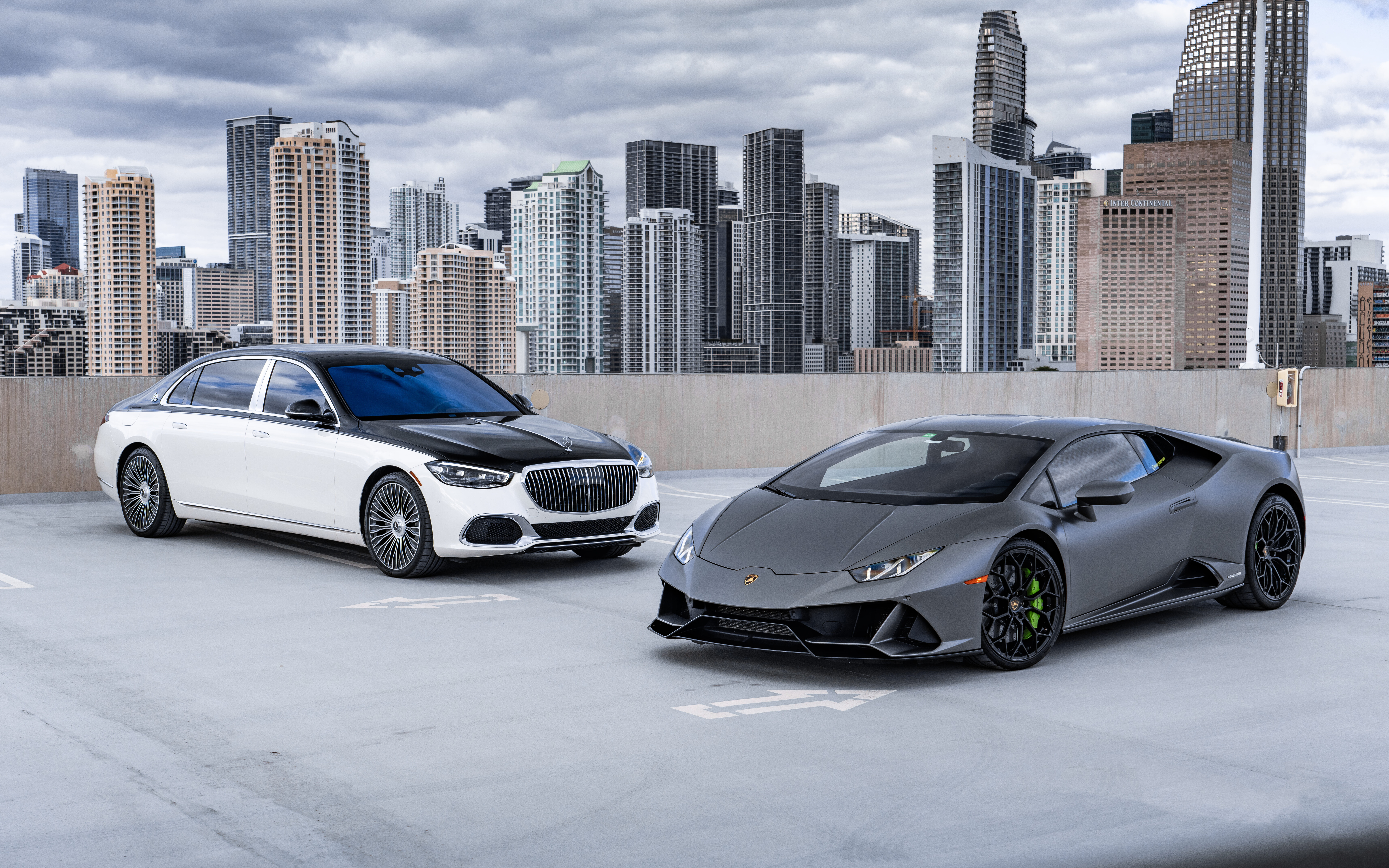 Szczegółowe ujęcie luksusowego supersamochodu Lamborghini Huracan, eksponujące jego aerodynamiczną sylwetkę i elegancki design.