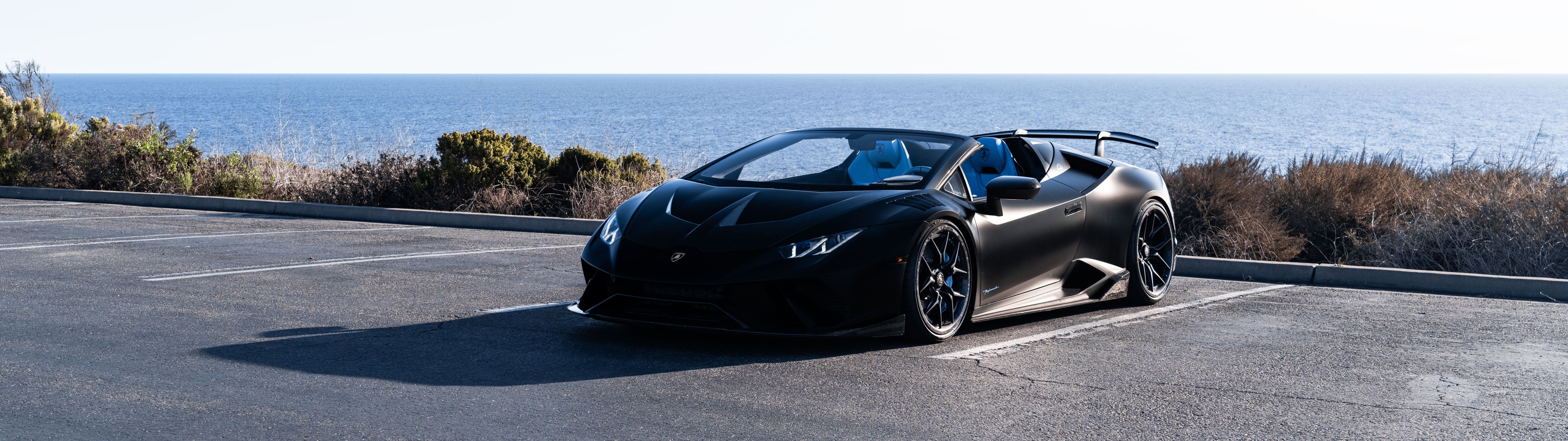 Imponujący, wysokowydajny supersamochód Lamborghini Huracán, uchwycony w dynamicznej pozie.