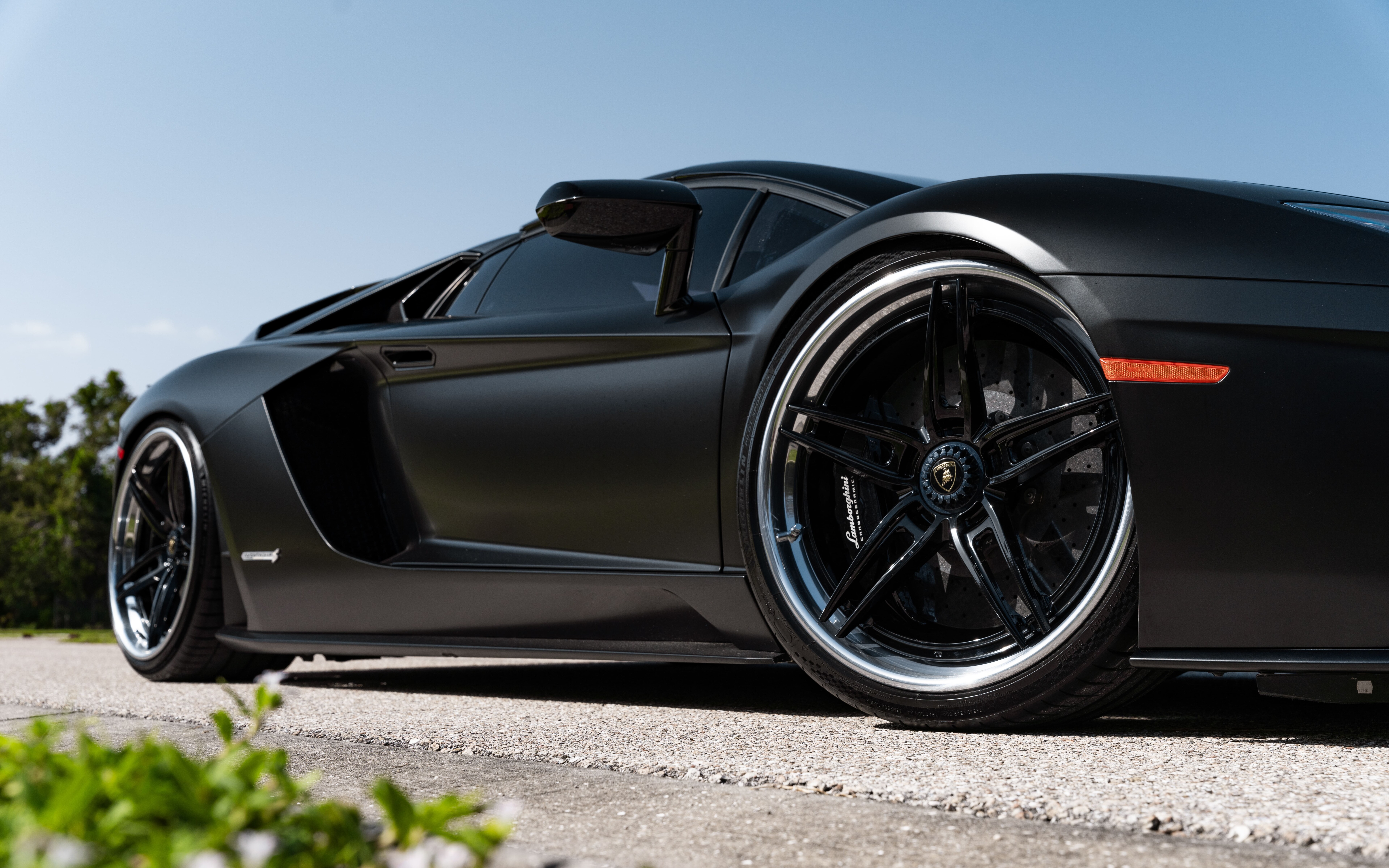 Zdjęcie w wysokiej rozdzielczości przedstawiające luksusowy samochód sportowy Lamborghini, charakteryzujący się eleganckim, aerodynamicznym nadwoziem i wypolerowaną powierzchnią.