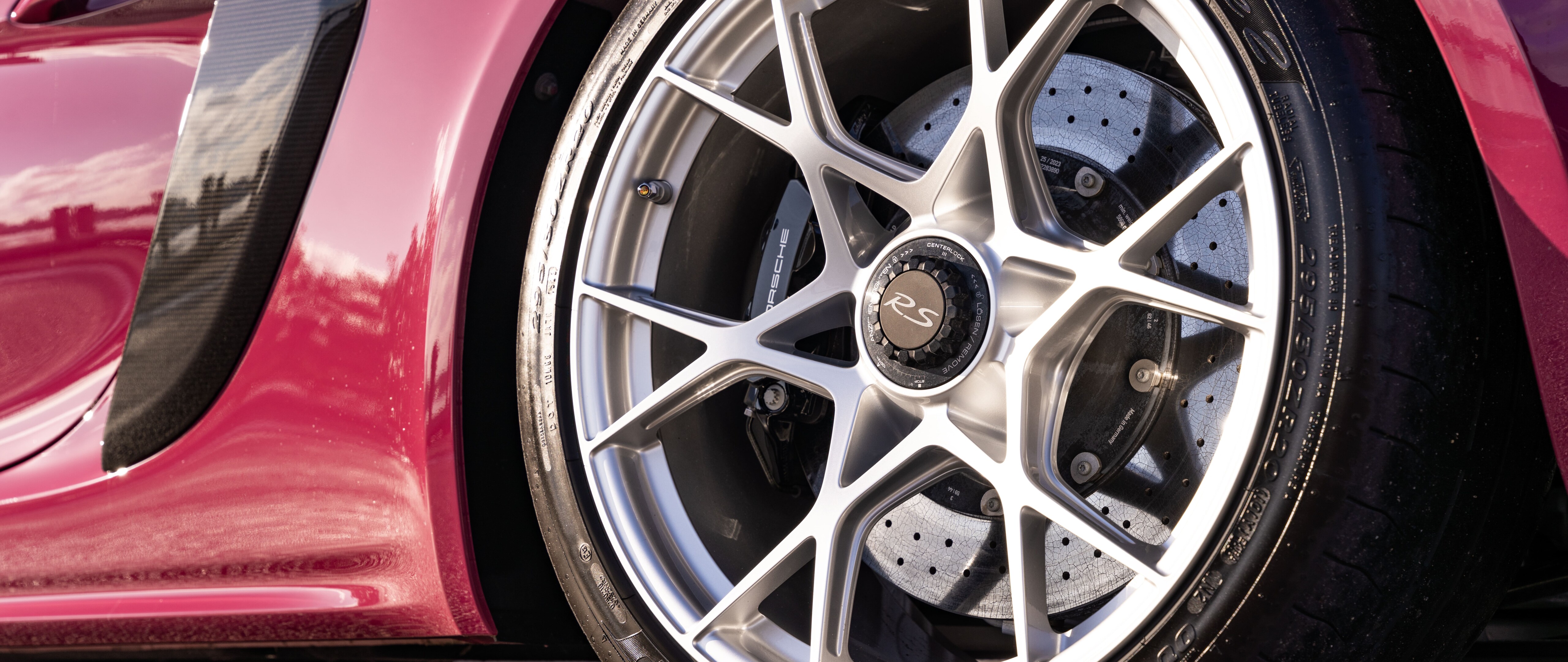 Elegancki, wysokowydajny samochód sportowy marki Porsche, uchwycony w oszałamiającym świetle.