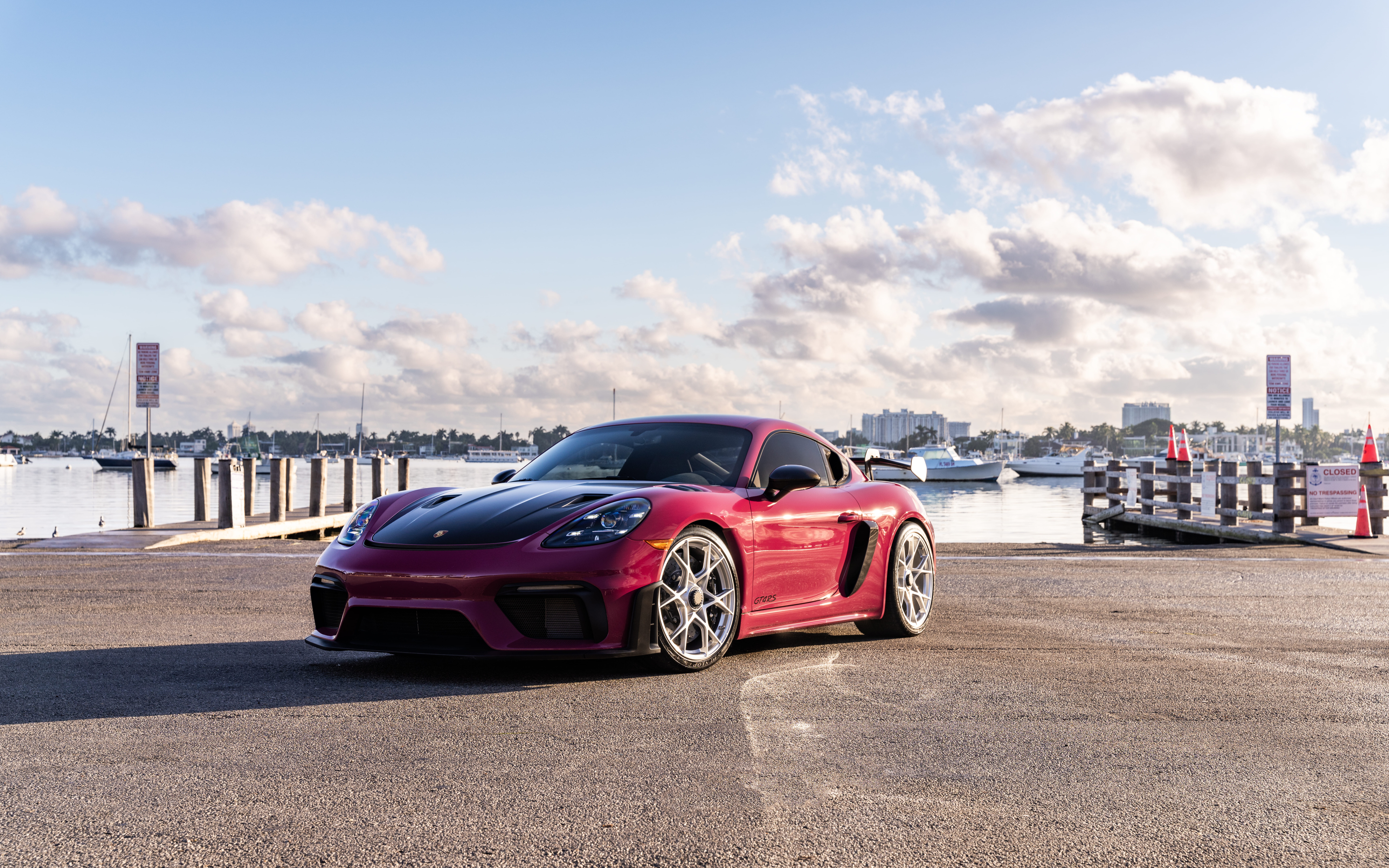 Zbliżenie ukazujące sportowy samochód Porsche o wysokich parametrach, eksponujące jego luksusowy design i starannie wykończoną karoserię.