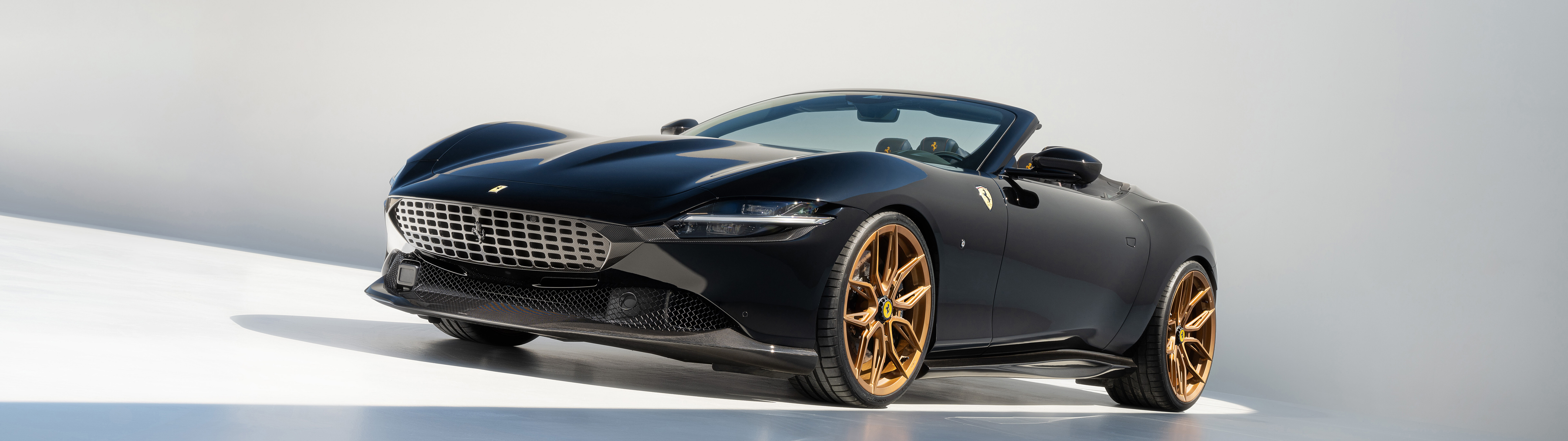 Eleganckie i dopracowane Ferrari Roma, luksusowy samochód sportowy, którego cechą charakterystyczną są aerodynamiczne linie i wysokiej jakości wykończenie.