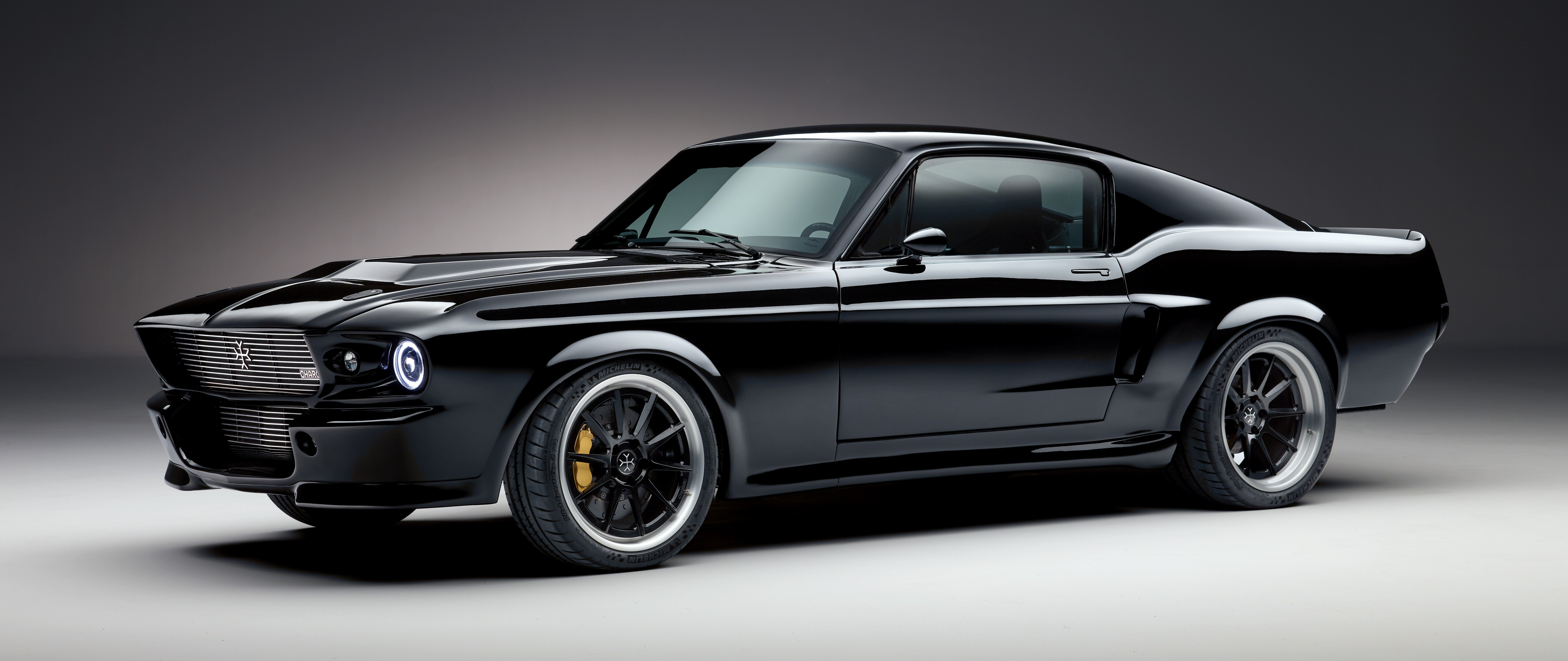 Nowoczesny, czarny, elektryczny Ford Mustang, sportowy samochód o eleganckim i dynamicznym wyglądzie.