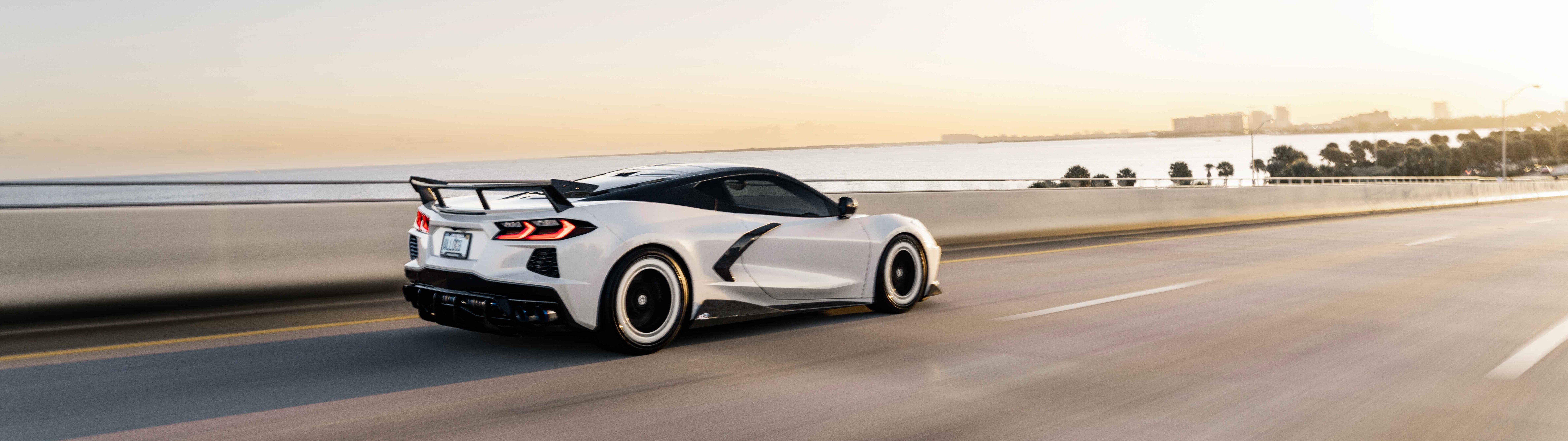 Wysokowydajny sportowy samochód Chevrolet Corvette C8, charakteryzujący się eleganckimi, aerodynamicznymi liniami i nowoczesnym designem.