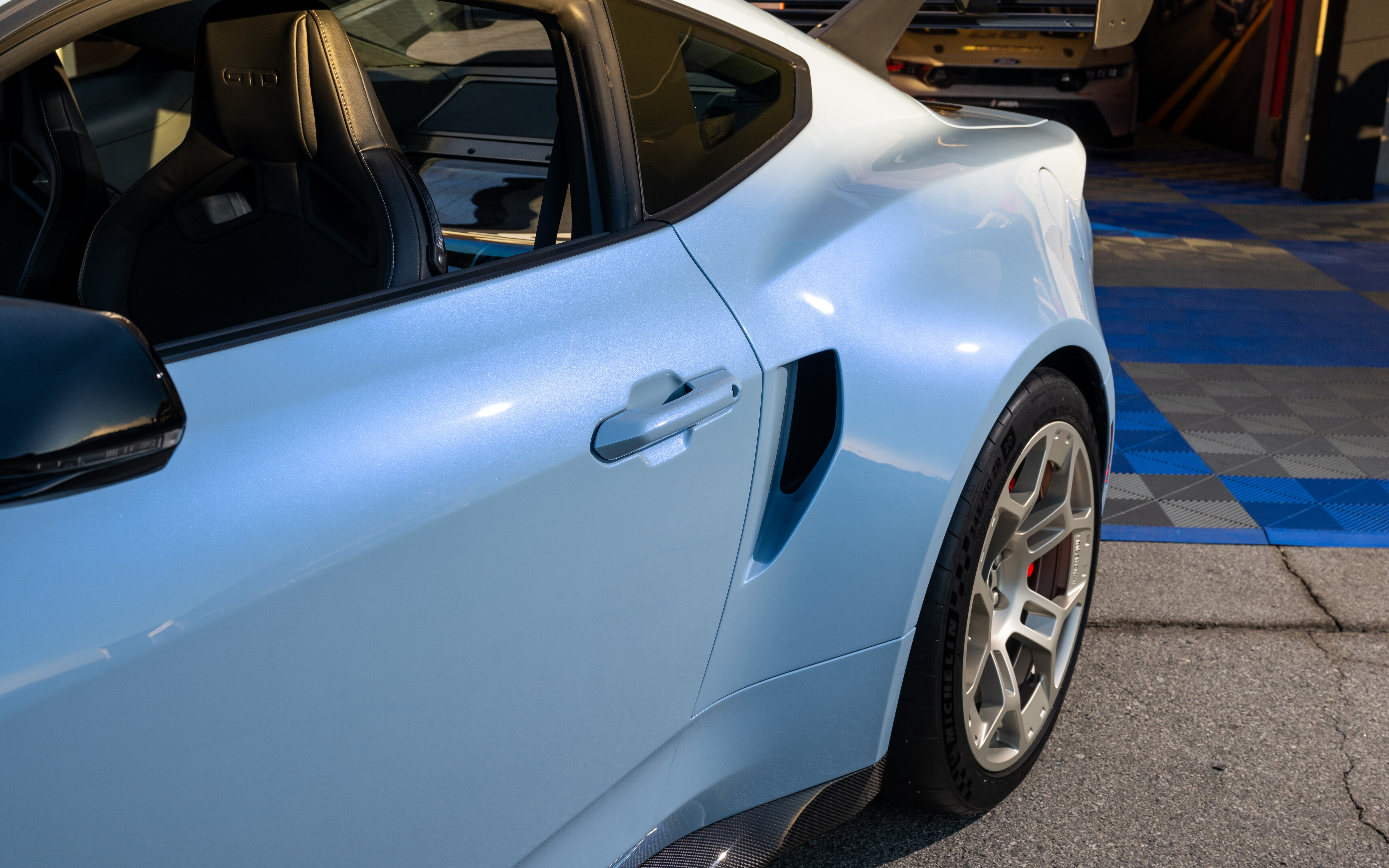 Szczegółowe zdjęcia Forda Mustanga GTD, ukazujące jego agresywny, aerodynamiczny wygląd i poszerzone nadwozie.