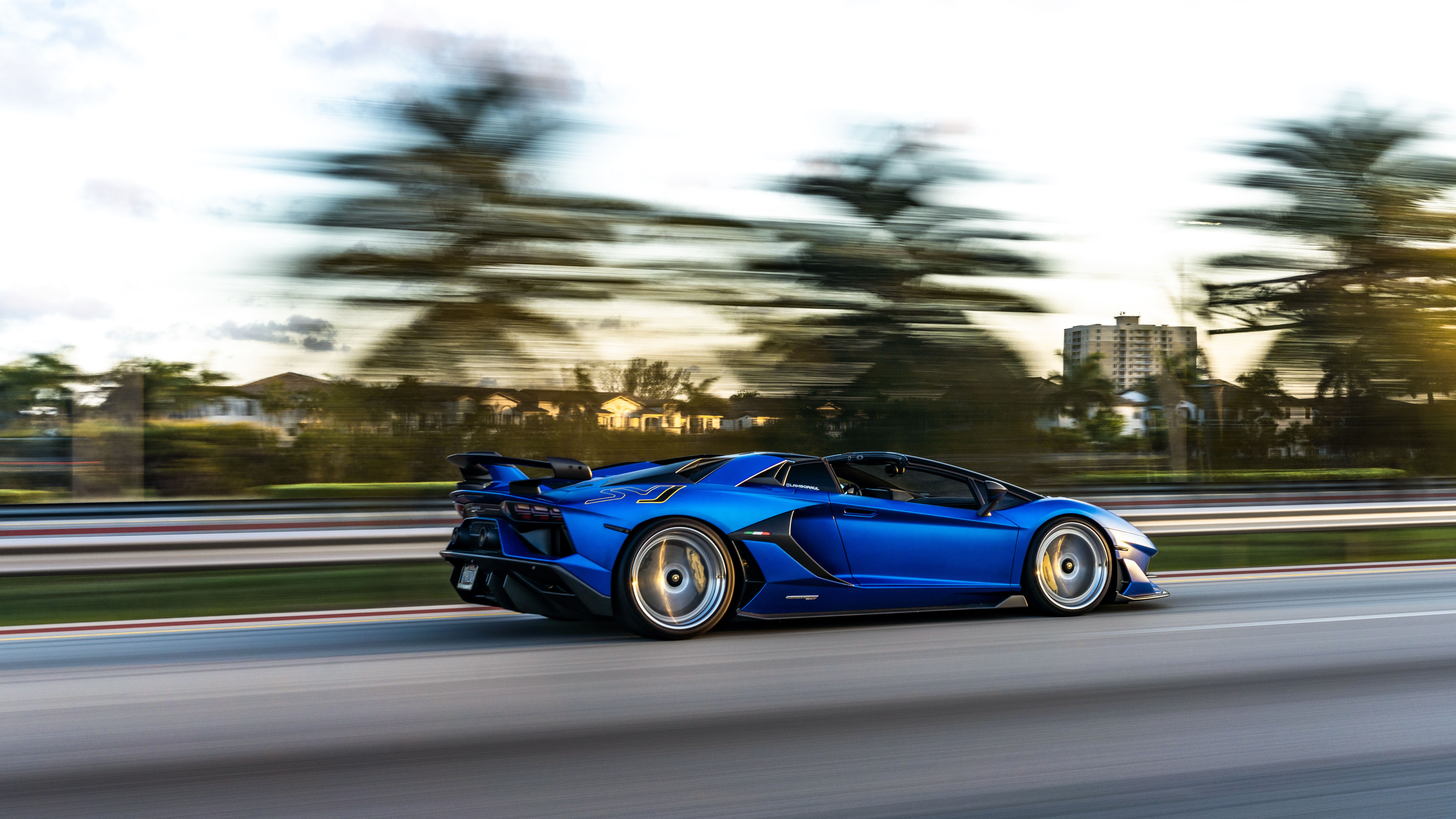 Zbliżenie na model Lamborghini Aventador SVJ, prezentujące jego agresywną, aerodynamiczną sylwetkę i luksusowy design.