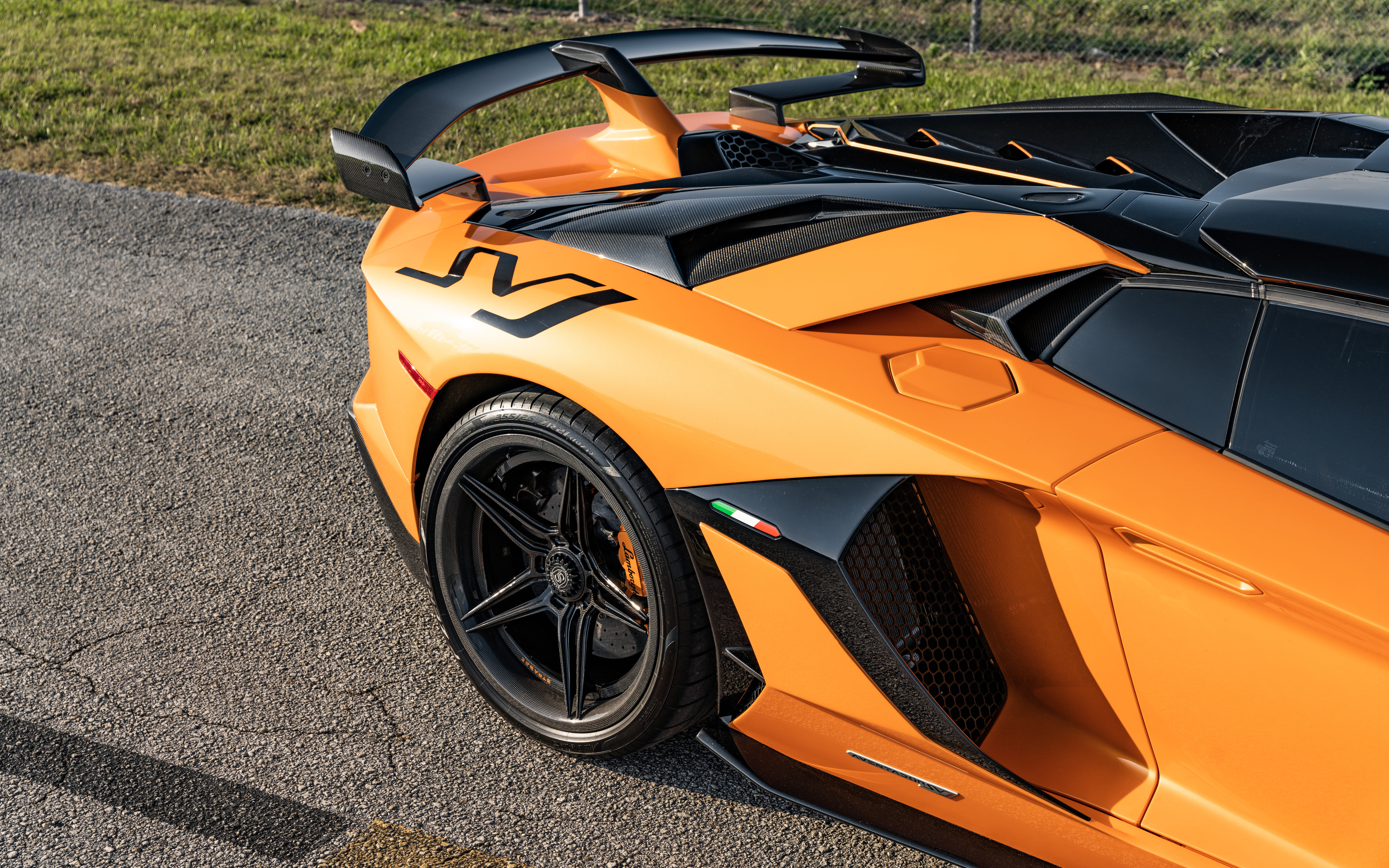 Wysokowydajny supersamochód Lamborghini Aventador SVJ, charakteryzujący się agresywną stylistyką aerodynamiczną i luksusowym designem.