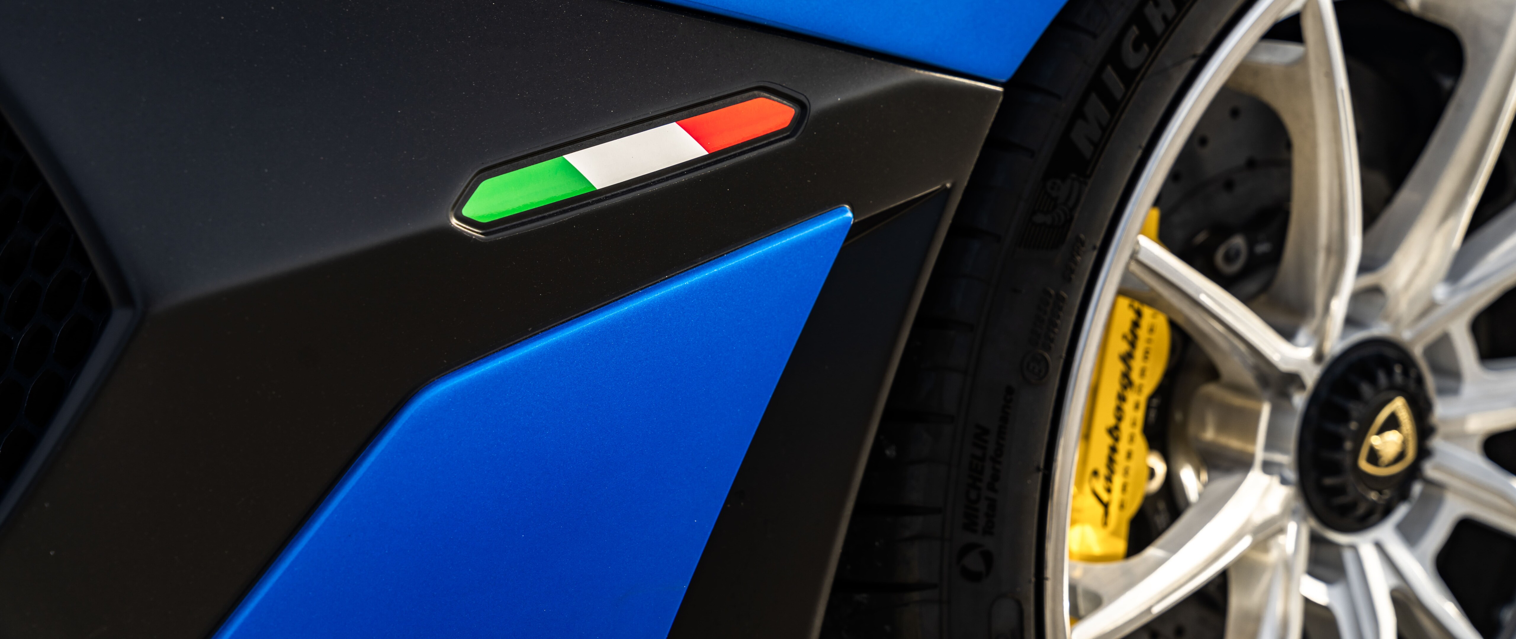 Wysokowydajny supersamochód Lamborghini Aventador SVJ, prezentujący swoją aerodynamiczną karoserię.