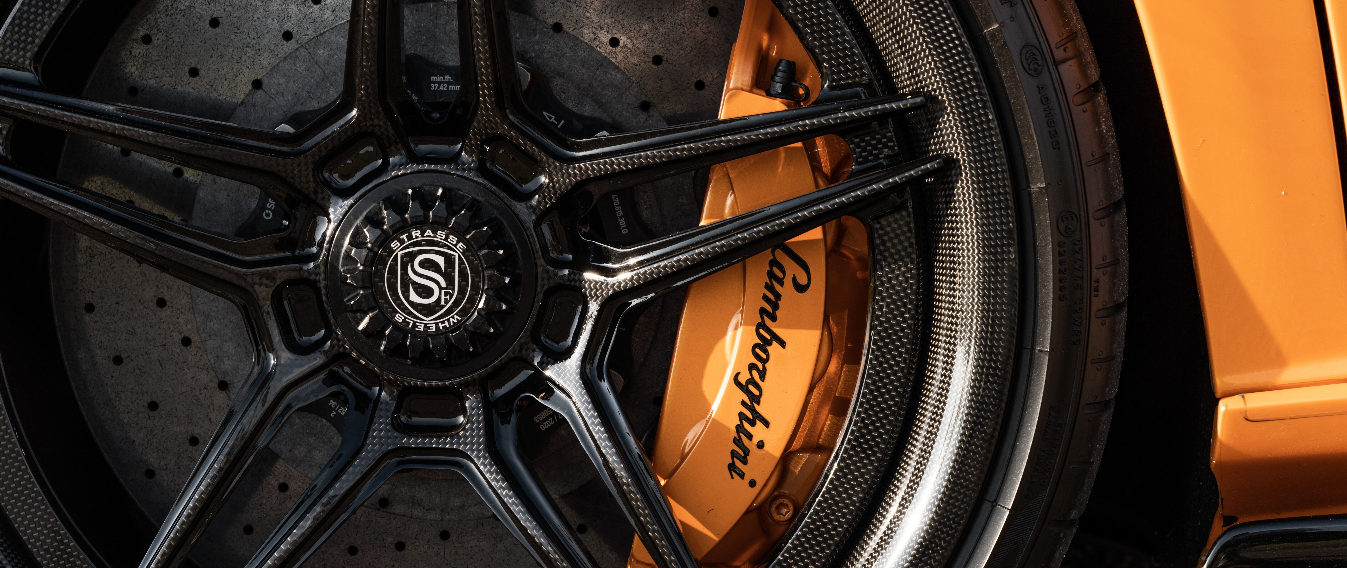 Wysokowydajny supersamochód Lamborghini Aventador SVJ w dynamicznej scenerii.