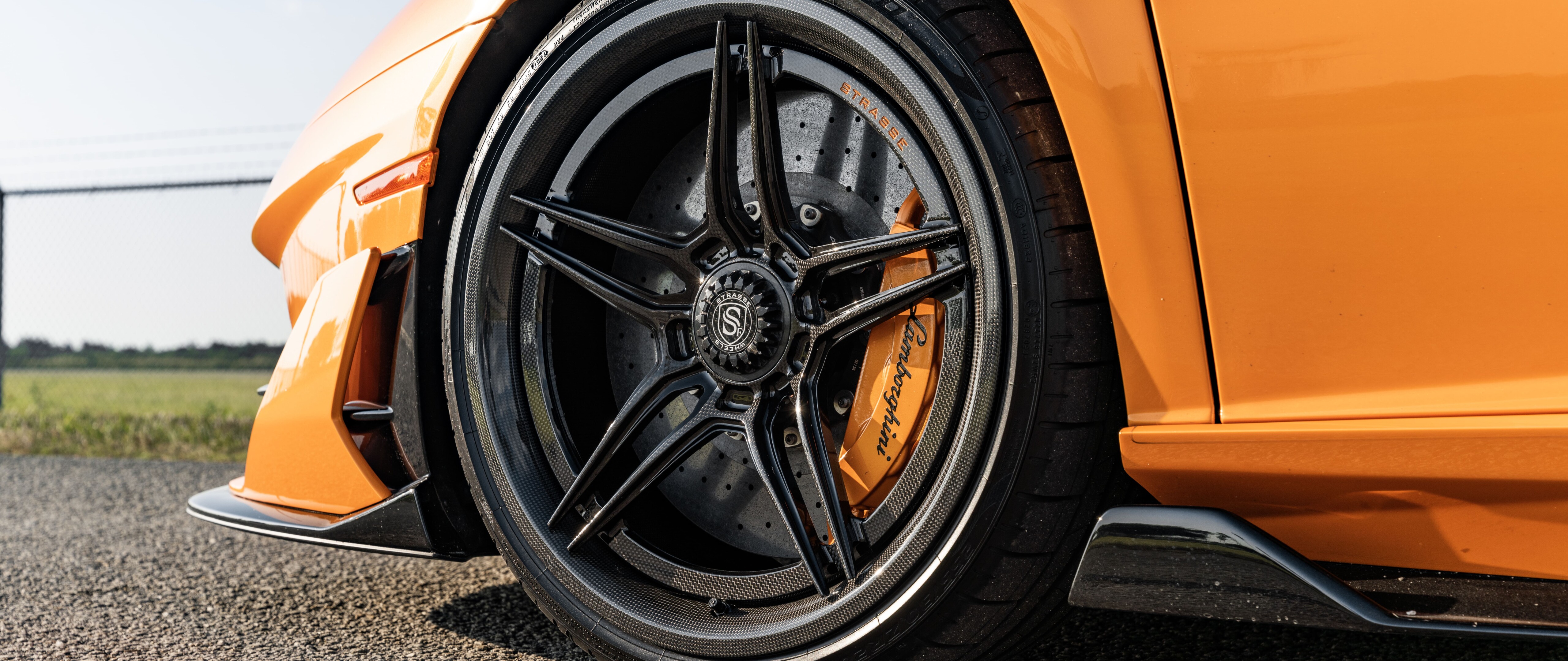 Wysokowydajny supersamochód Lamborghini Aventador SVJ, charakteryzujący się charakterystyczną, aerodynamiczną sylwetką i agresywnym designem.