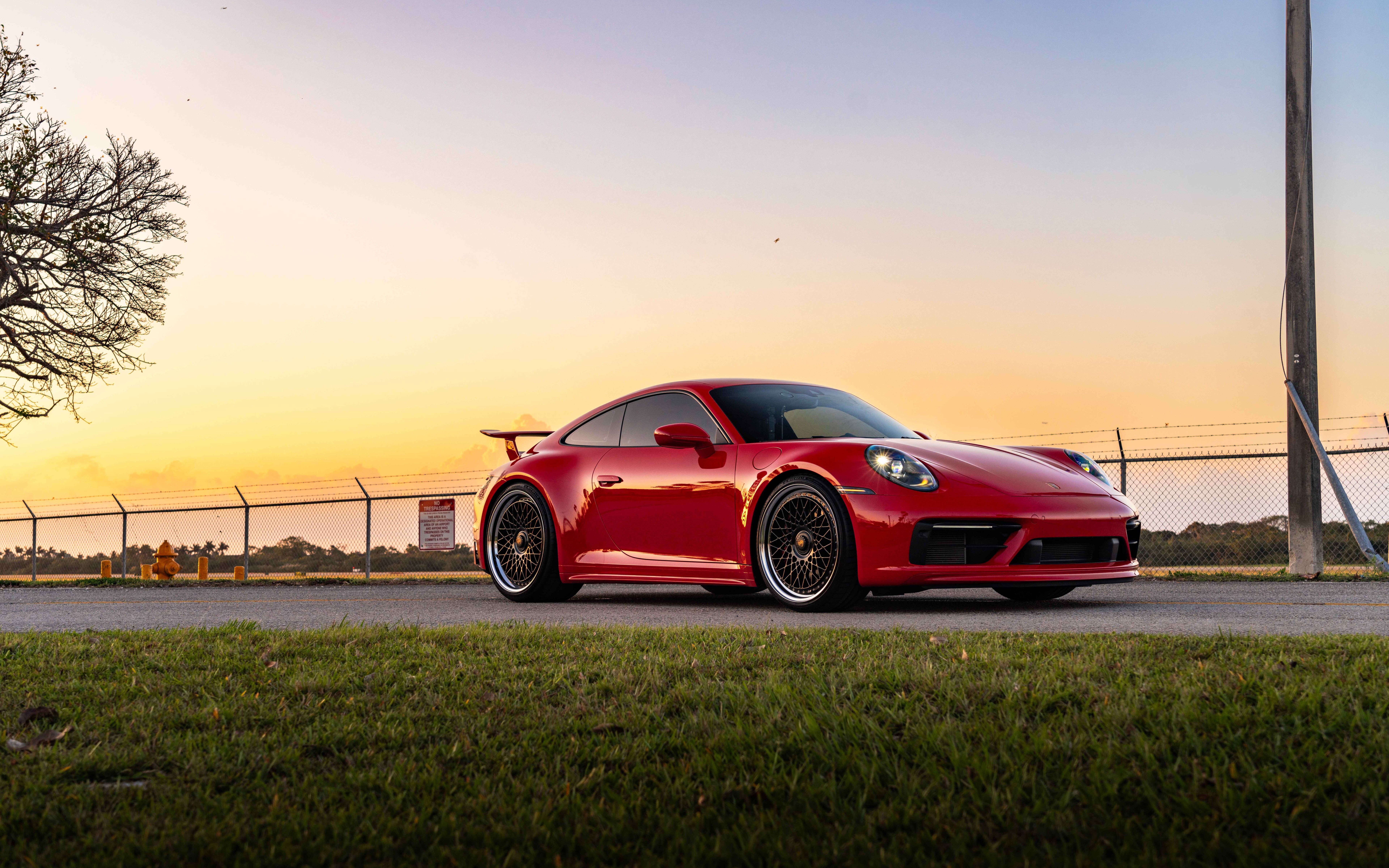 Elegancki i potężny sportowy samochód Porsche 992 GTS, prezentujący nowoczesną, aerodynamiczną stylistykę.