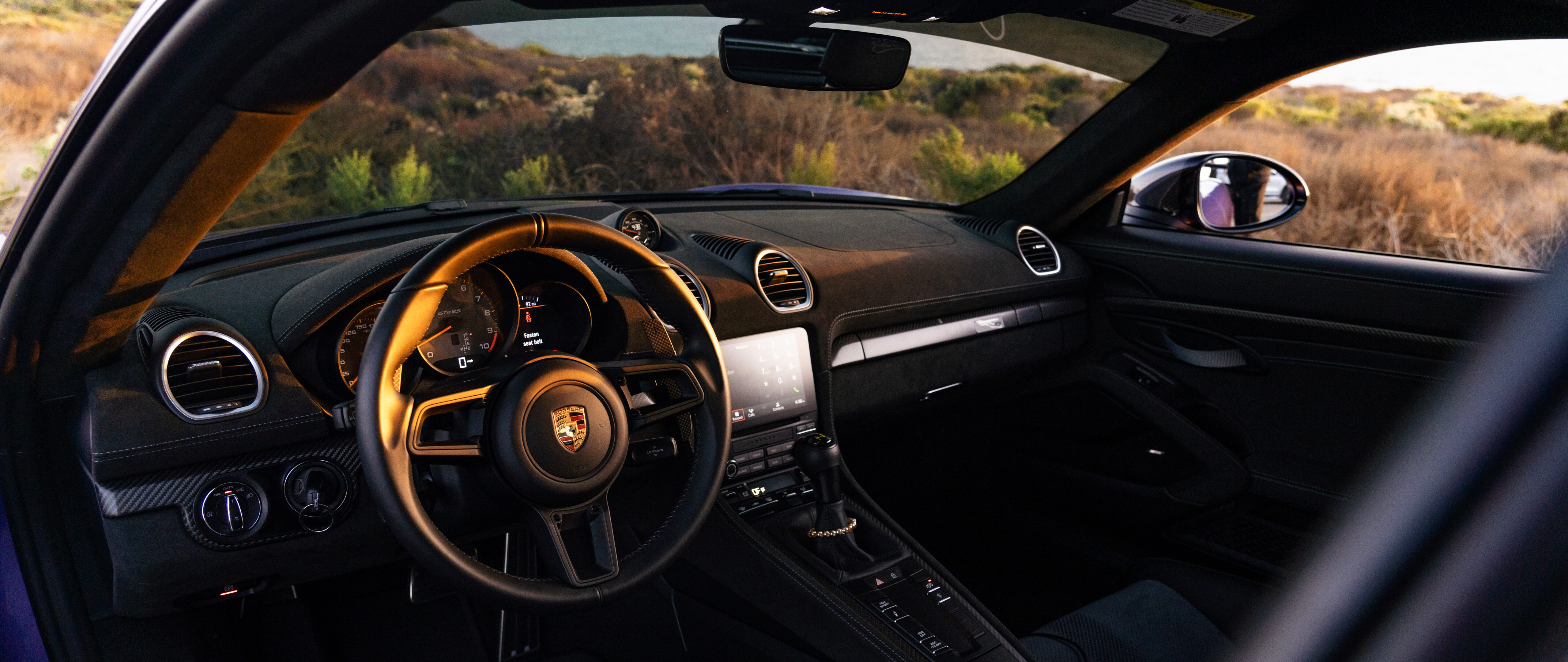 Elegancki i potężny sportowy samochód Porsche GT3 RS, prezentujący swoją aerodynamiczną konstrukcję.