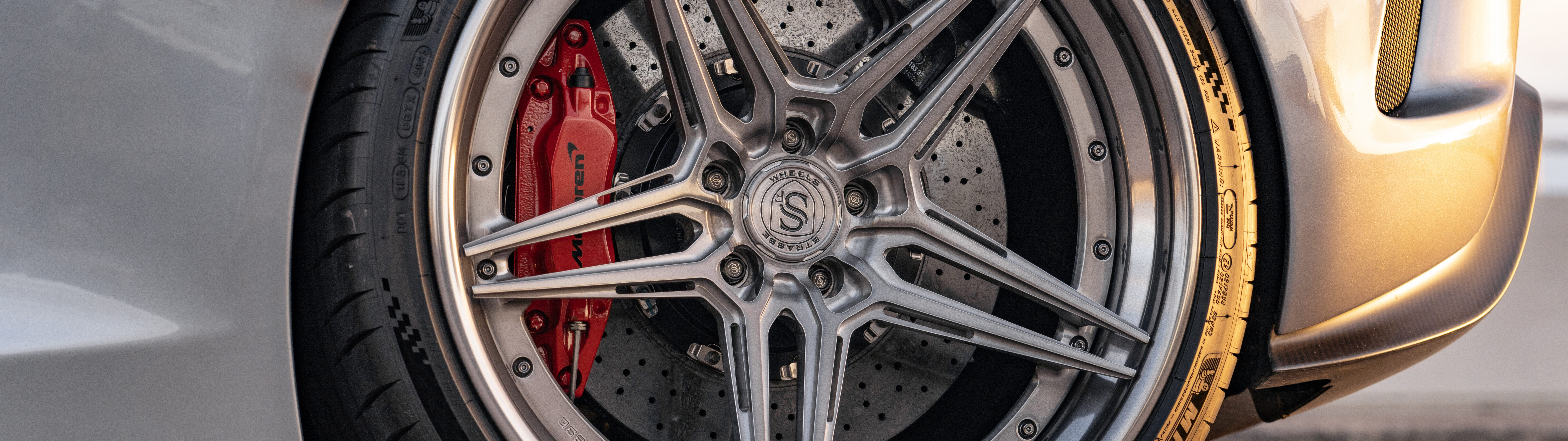 Wysokowydajny samochód sportowy marki McLaren, charakteryzujący się eleganckimi, aerodynamicznymi liniami i nowoczesnym designem.