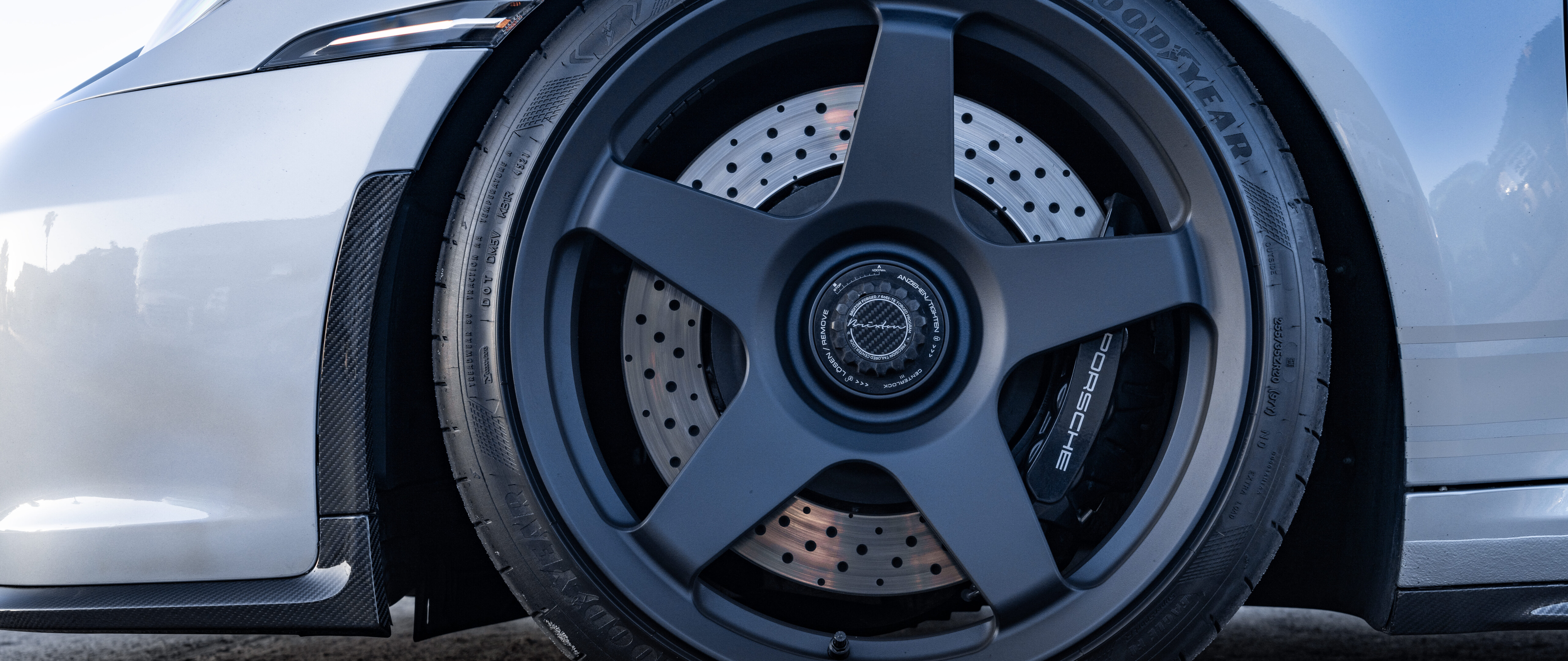 Szczegółowe zdjęcie sportowego samochodu Porsche GT3 RS o wysokich parametrach.