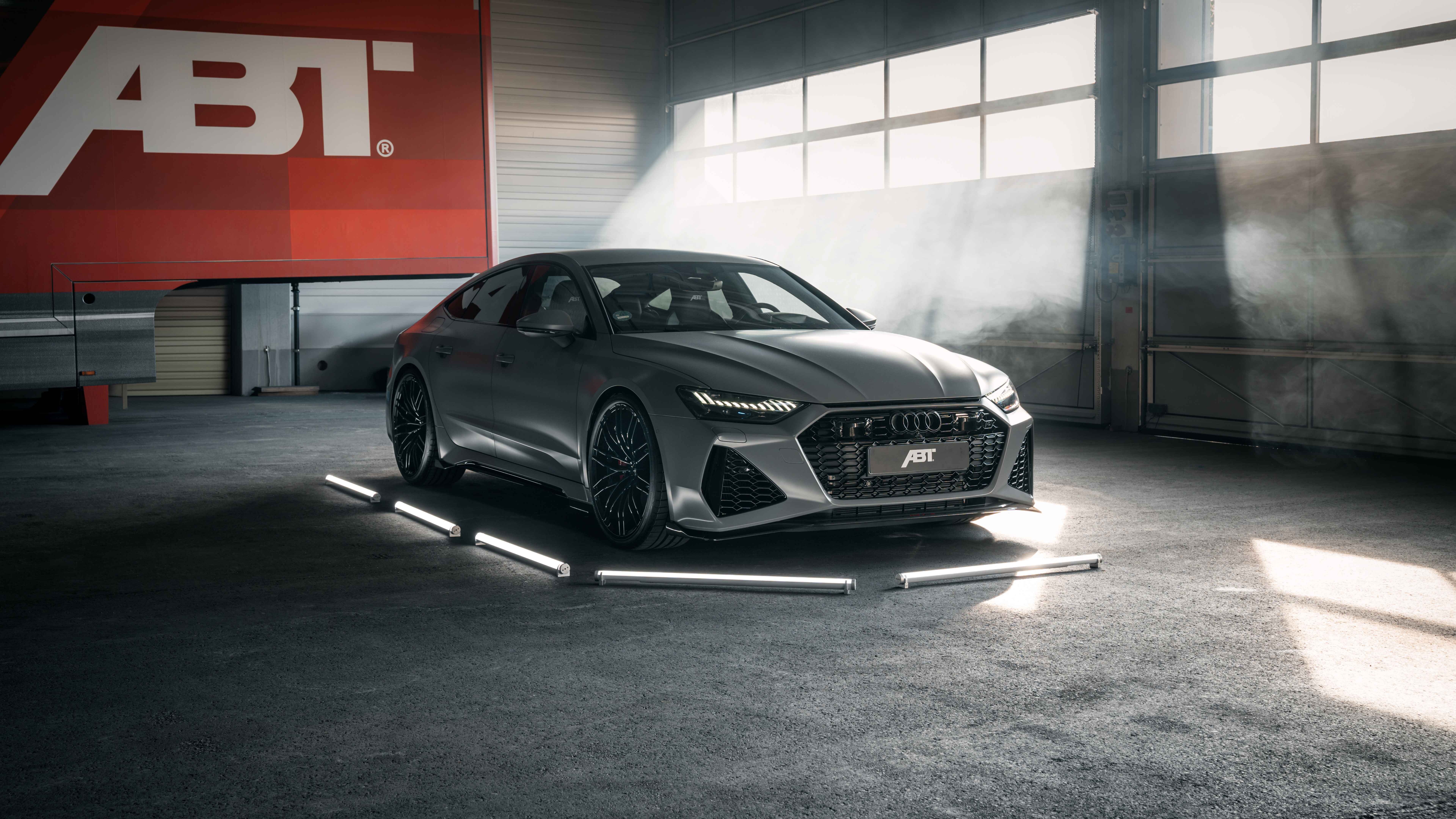 Wysokowydajny, luksusowy samochód sportowy Audi RS7, charakteryzujący się eleganckim, aerodynamicznym nadwoziem i metalicznym lakierem.