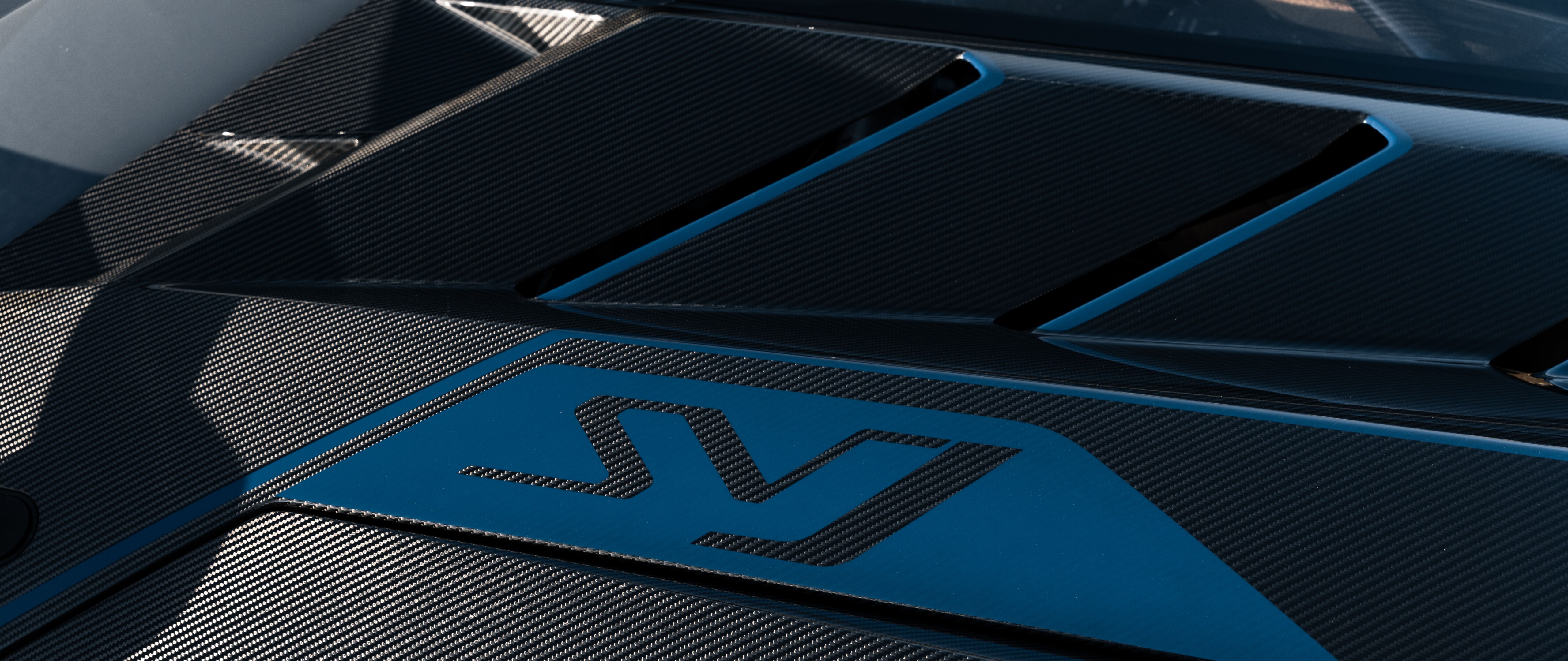 Wysokowydajny samochód sportowy Lamborghini, charakteryzujący się opływową, aerodynamiczną sylwetką i eleganckim, wypolerowanym nadwoziem.