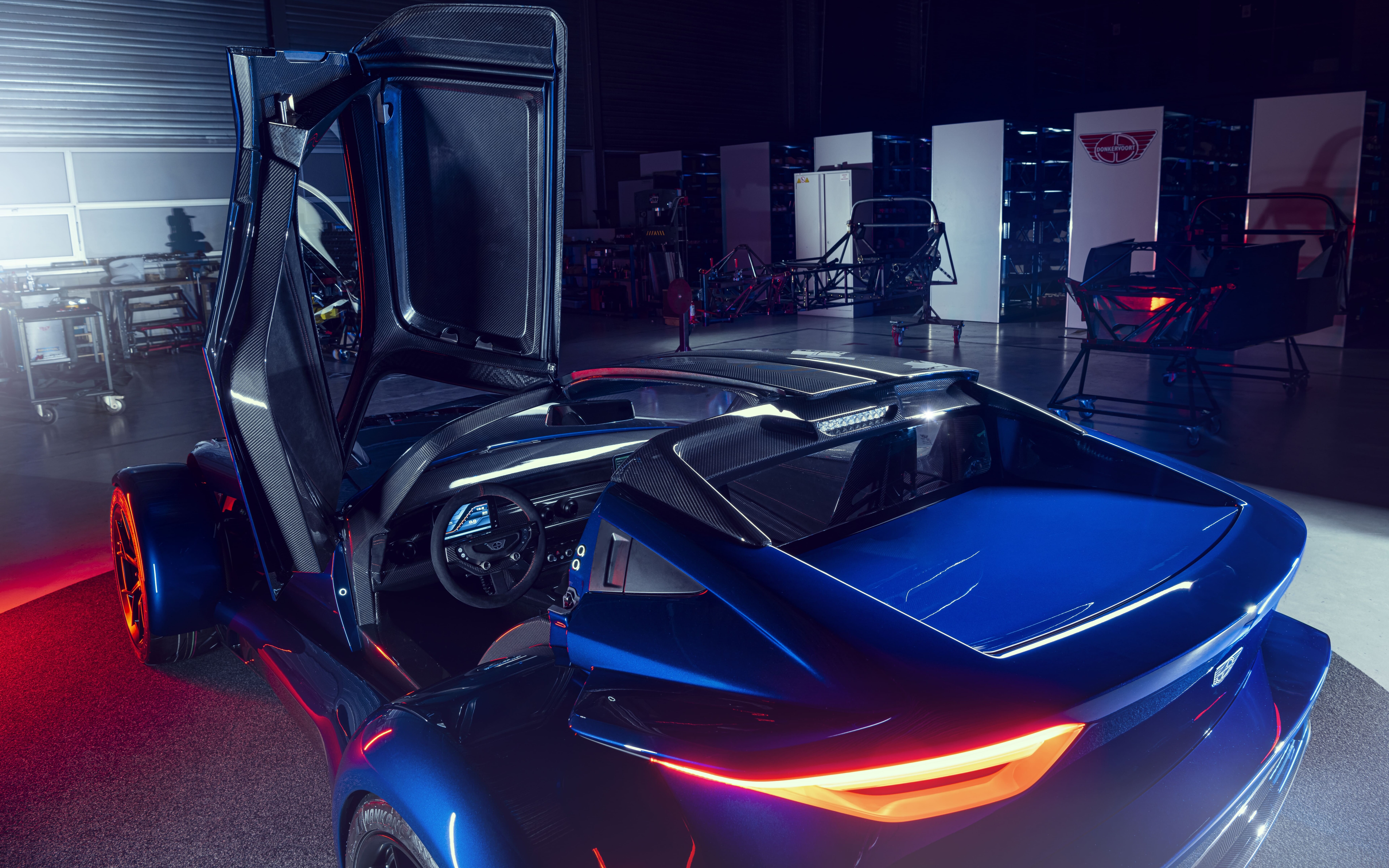 Elegancki, srebrny sportowy samochód odbija delikatne światło z reflektorów studyjnych na ciemnym tle.