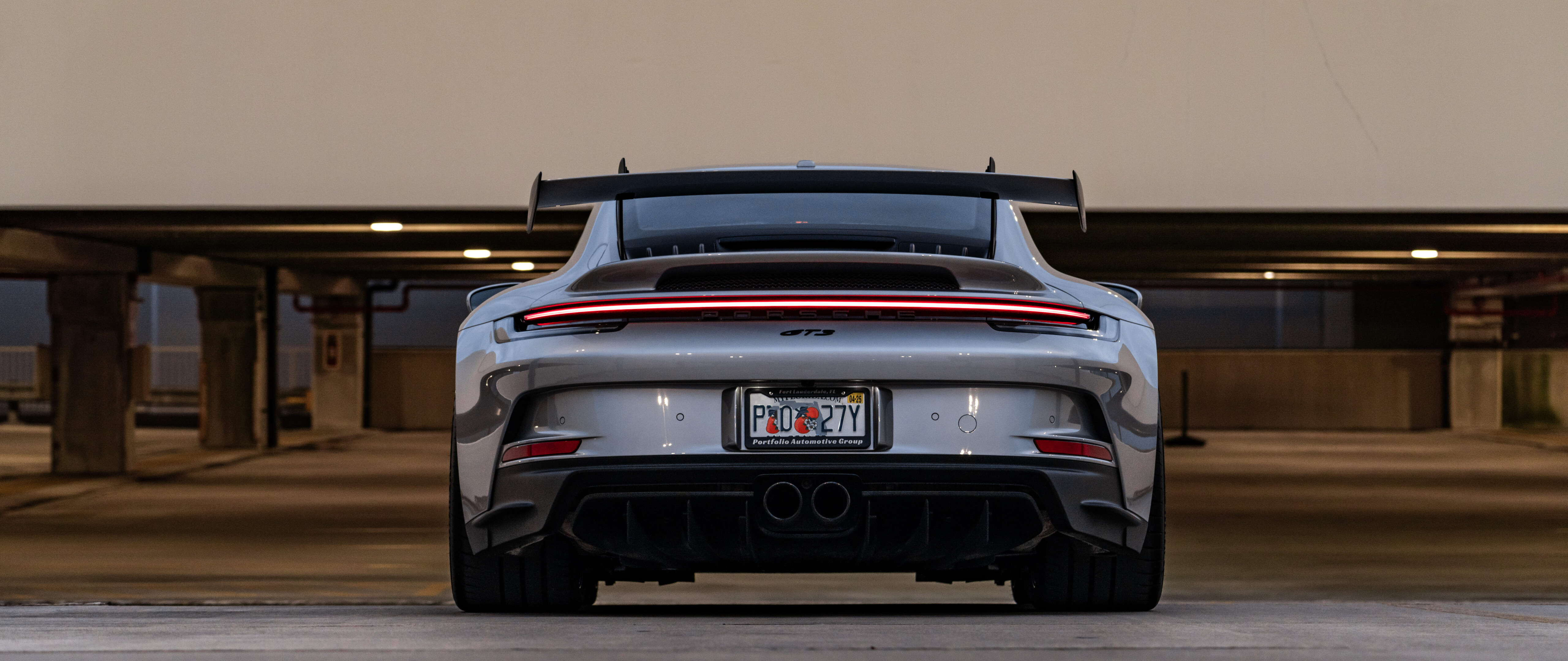 Szczegółowe zbliżenie na sportowy samochód Porsche 911 GT3 RS, charakteryzujący się wysokimi osiągami.