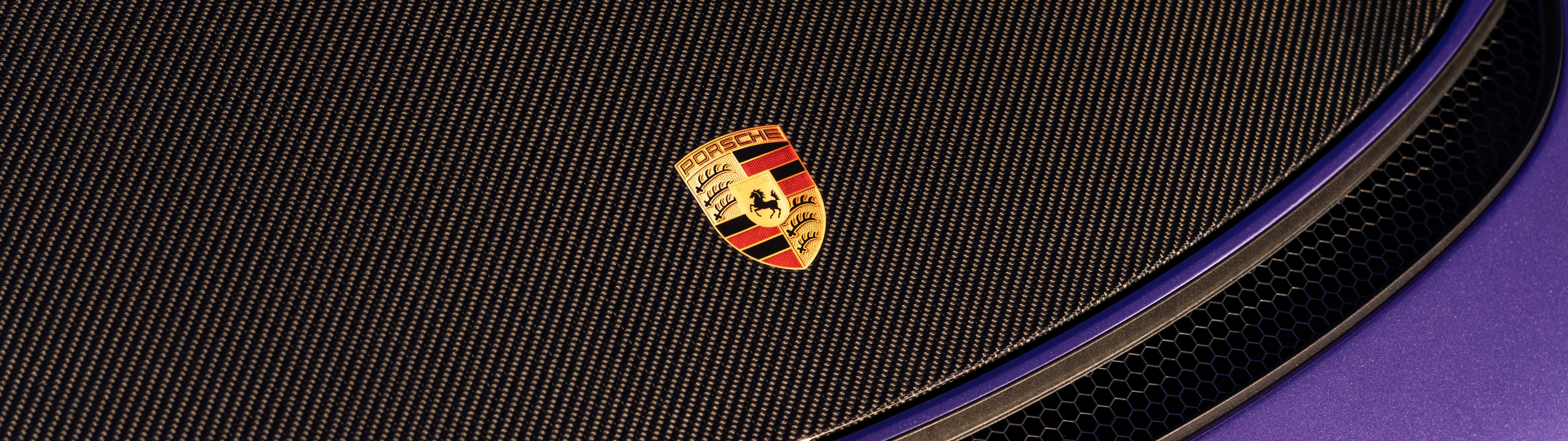 Wysokowydajny samochód sportowy Porsche GT3 RS, prezentujący swoje aerodynamiczne właściwości i agresywny wygląd.