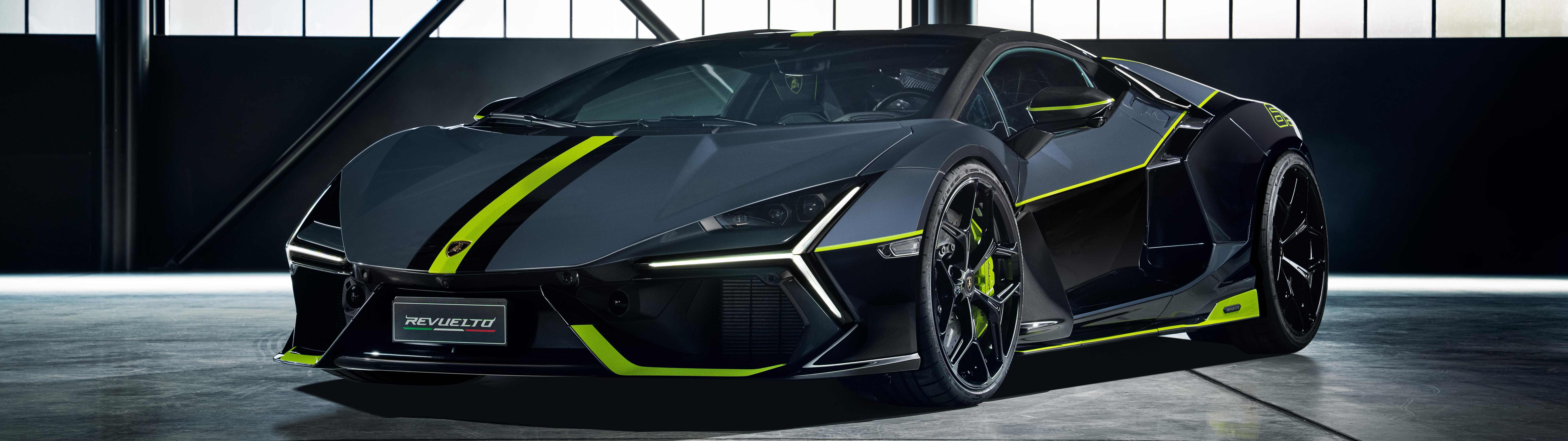 Stylowy, całkowicie czarny model koncepcyjny, łączący aerodynamiczną stylistykę Ducati Panigale V4 z agresywną sylwetką supersamochodu Lamborghini.