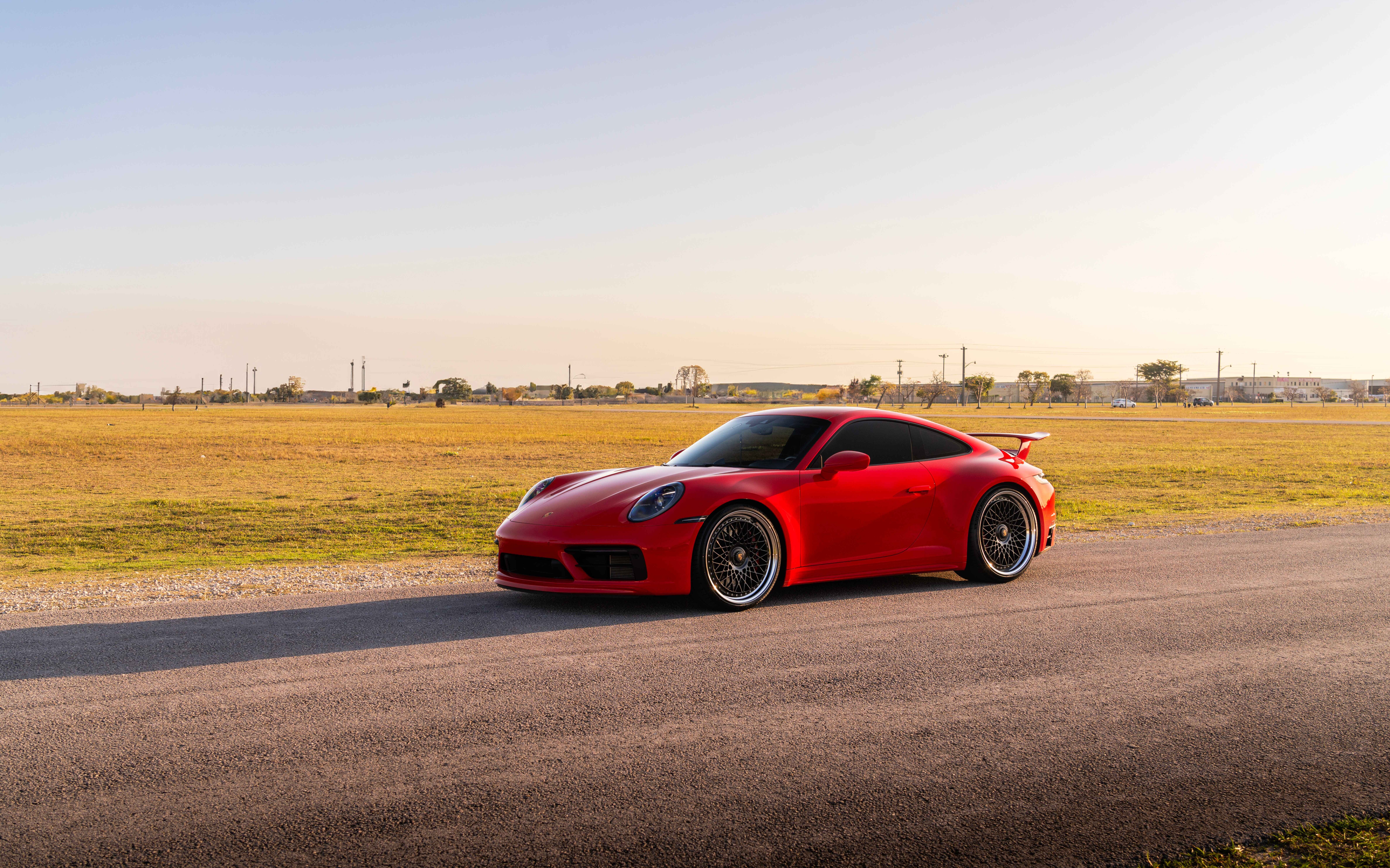 Eleganckie i potężne sportowe auto Porsche 992 GTS, charakteryzujące się nowoczesną, aerodynamiczną stylistyką i luksusowym wykończeniem.