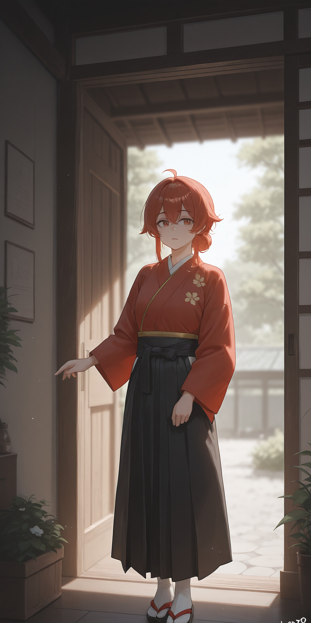 Młoda kobieta w stylu anime, o długich, blond włosach, ubrana w długą, białą sukienkę, stoi przed ciemnozielonymi drzwiami. W rękach trzyma coś, a po obu jej stronach znajdują się duże rośliny w donicach, a nad nimi rozciąga się słoneczne niebo.