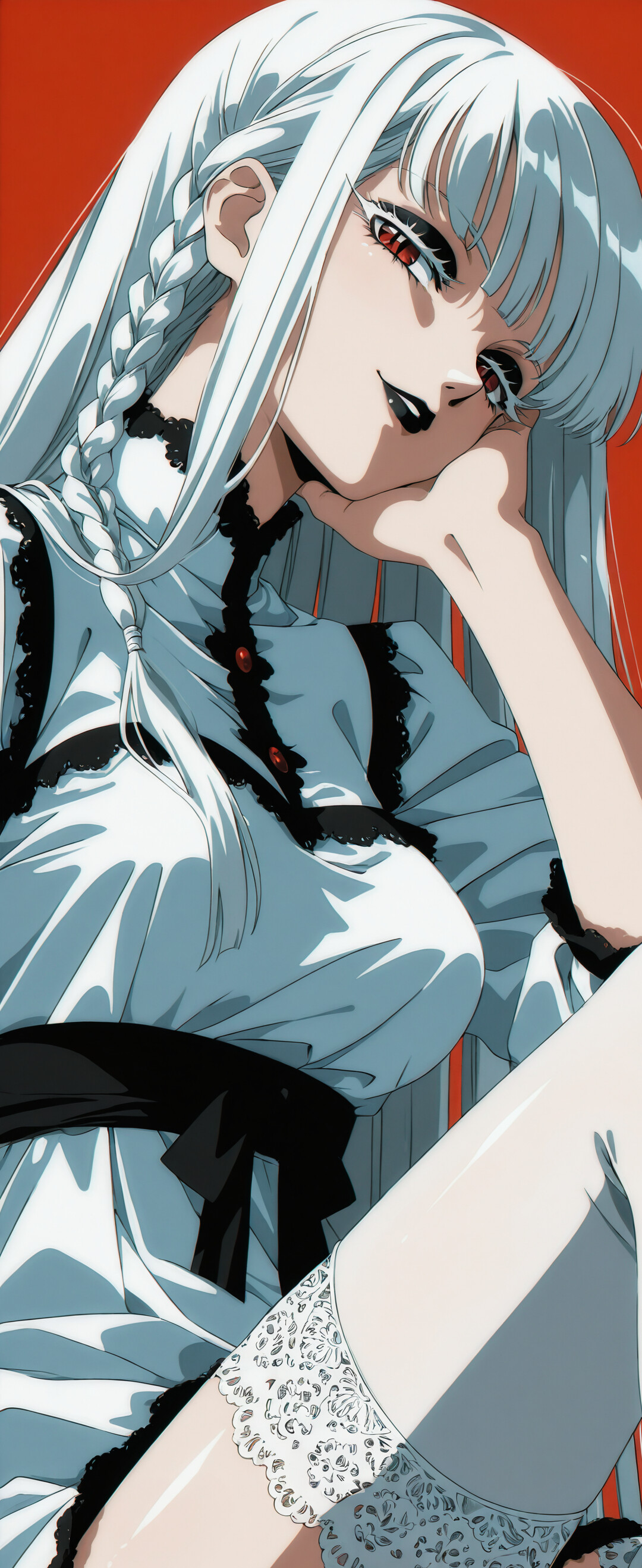 Zbliżenie przedstawiające postać kobiety w stylu anime, z długimi, białymi włosami i czerwonymi oczami, na tle jednolitego, czerwonego tła. Opiera brodę na dłoni, która spoczywa na jej kolanie, i spogląda na widza z lekkim, zadowolonym uśmiechem. Ma na sobie czarną szminkę i czarny, koronkowy top.